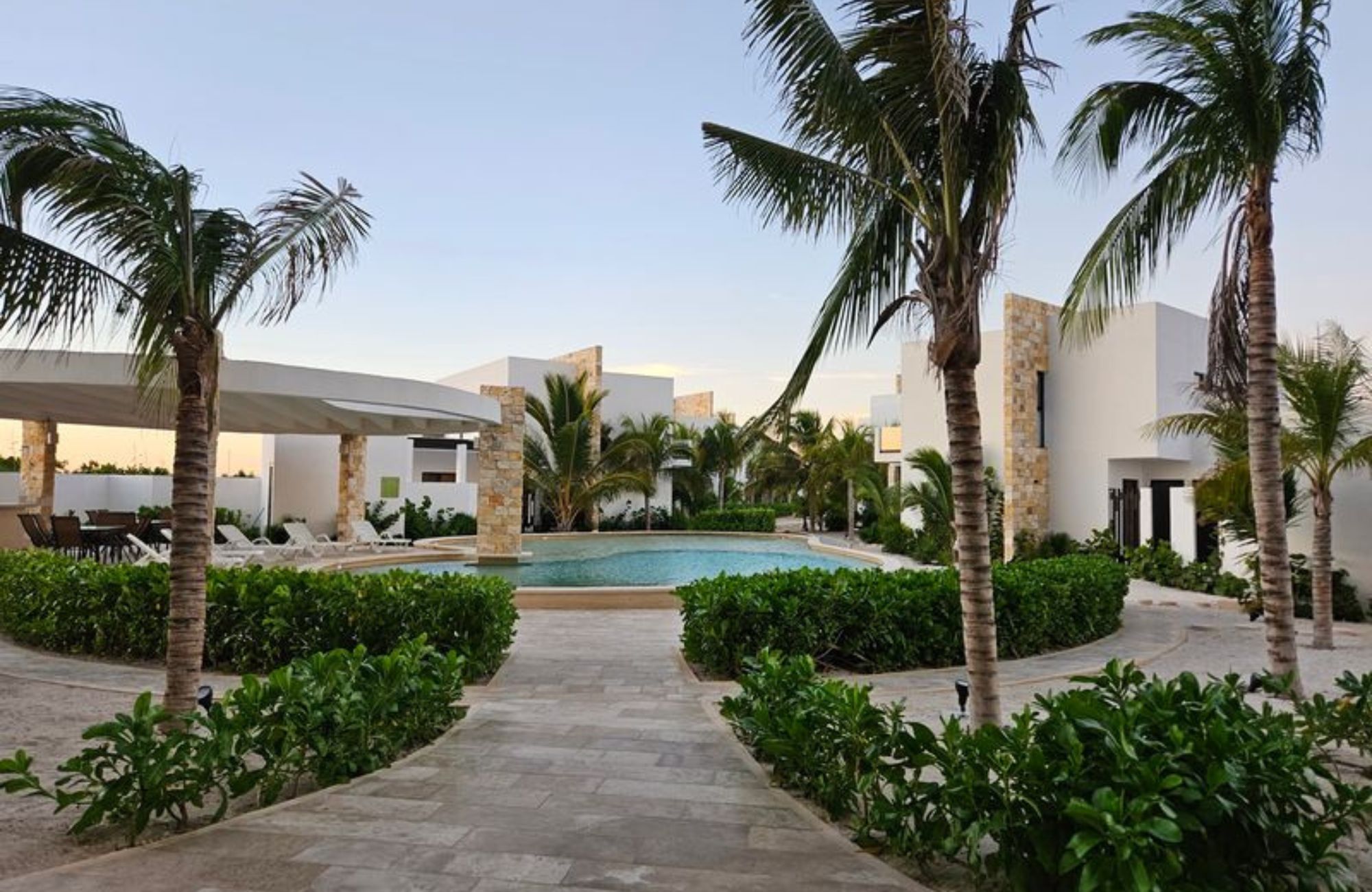 Two-story house with pool for sale, Xcanat&uacute;n, M&eacute;rida