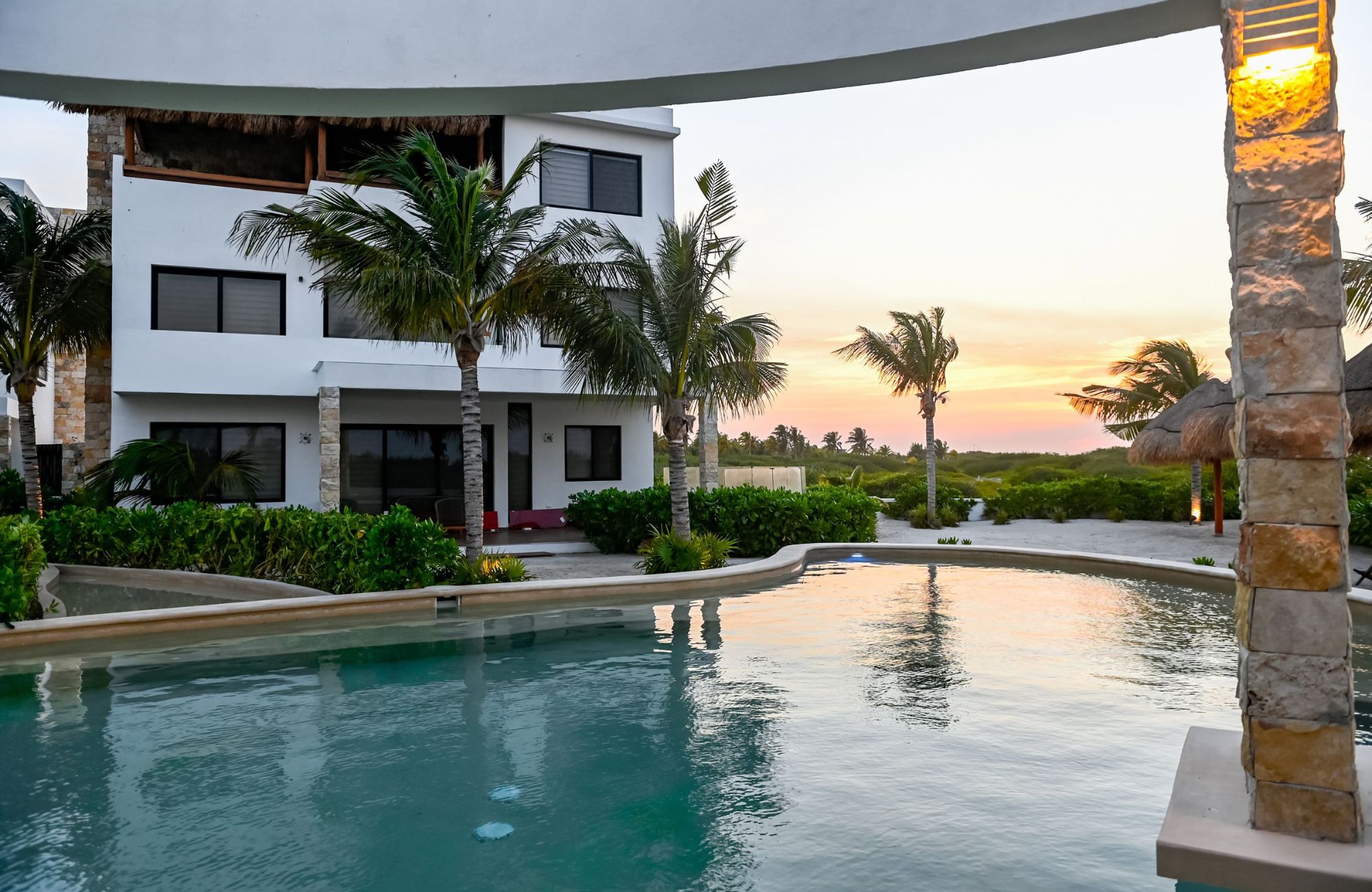 Two-story house with pool for sale, Xcanat&uacute;n, M&eacute;rida