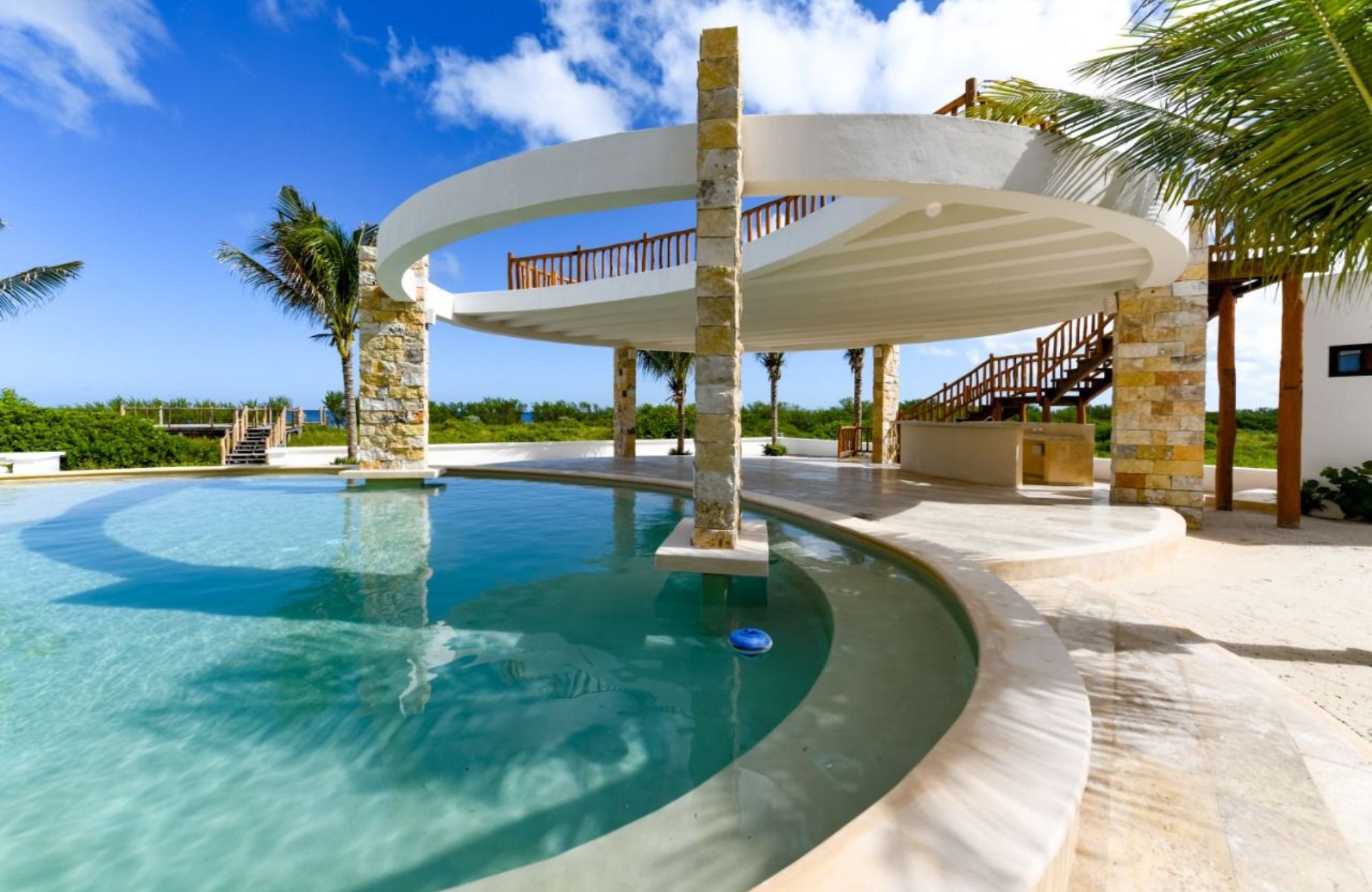 Two-story house with pool for sale, Xcanat&uacute;n, M&eacute;rida