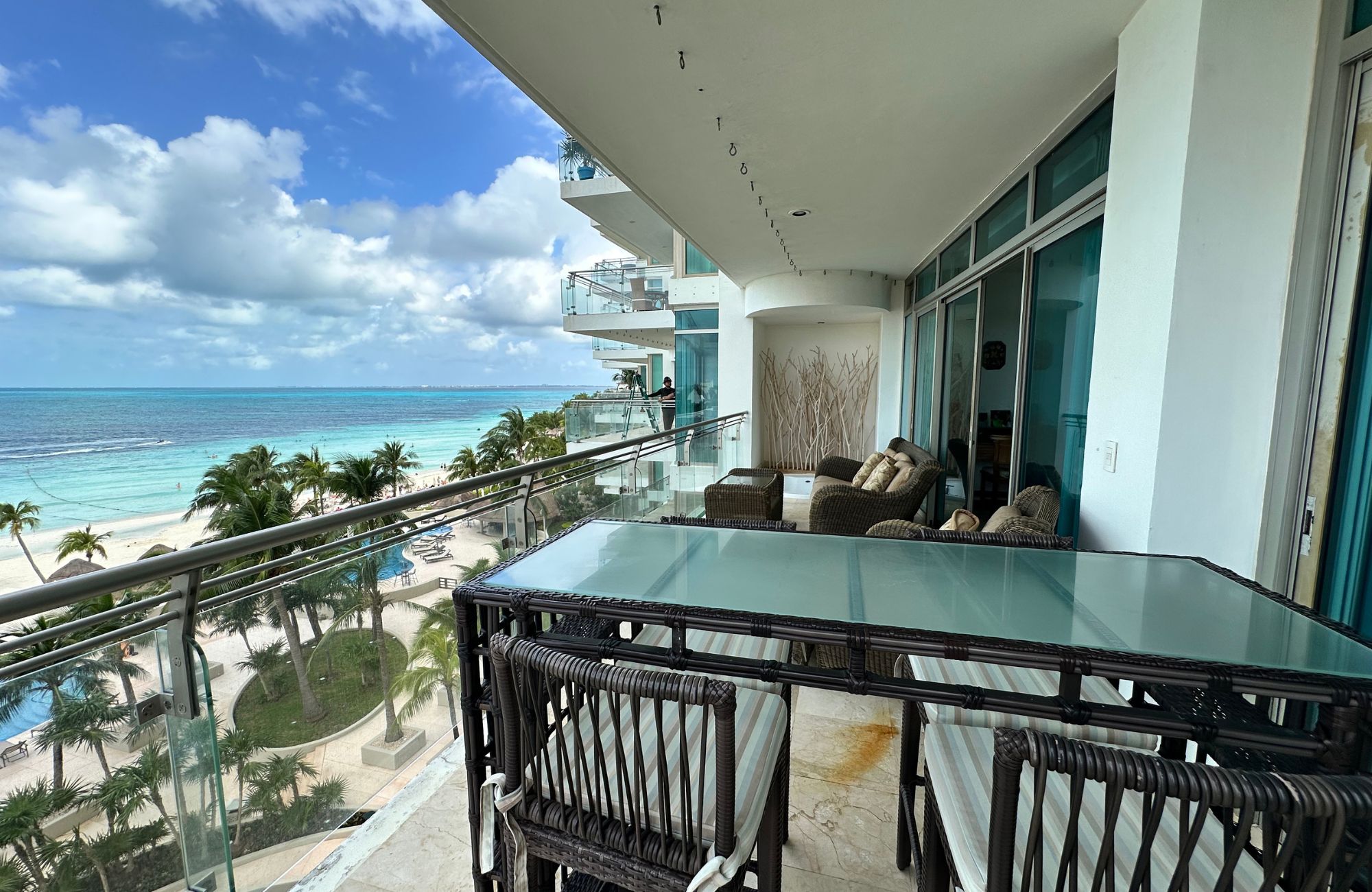 Departamento con vistas al mar y la marina, alberca de adultos, canchas deportivas, en venta Puerto Canc&uacute;n.