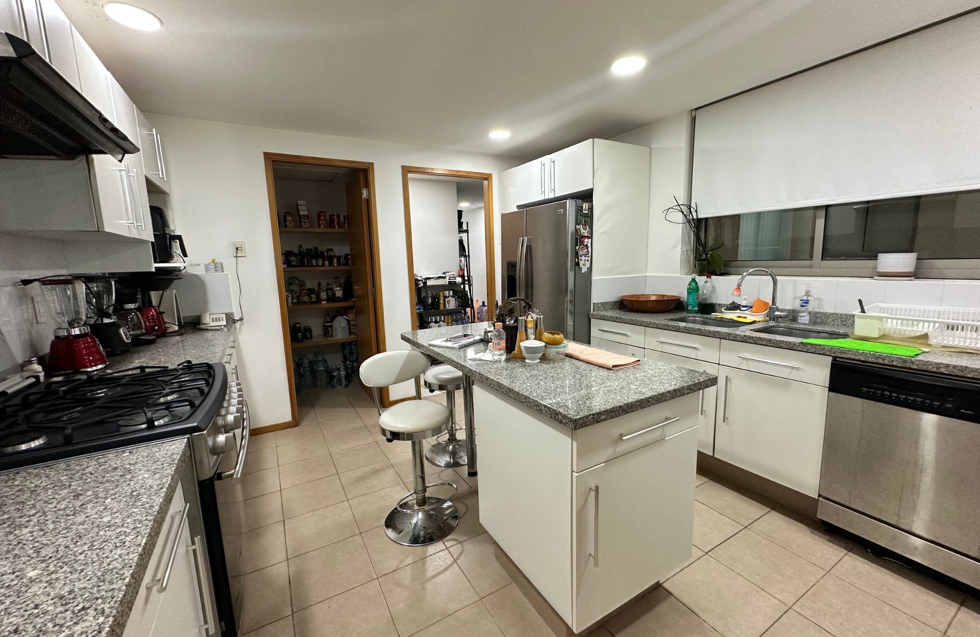 Departamento con vistas al mar y la marina, alberca de adultos, canchas deportivas, en venta Puerto Canc&uacute;n.