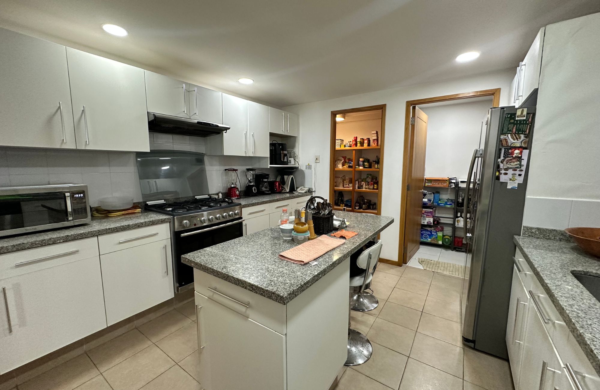 Departamento con vistas al mar y la marina, alberca de adultos, canchas deportivas, en venta Puerto Canc&uacute;n.