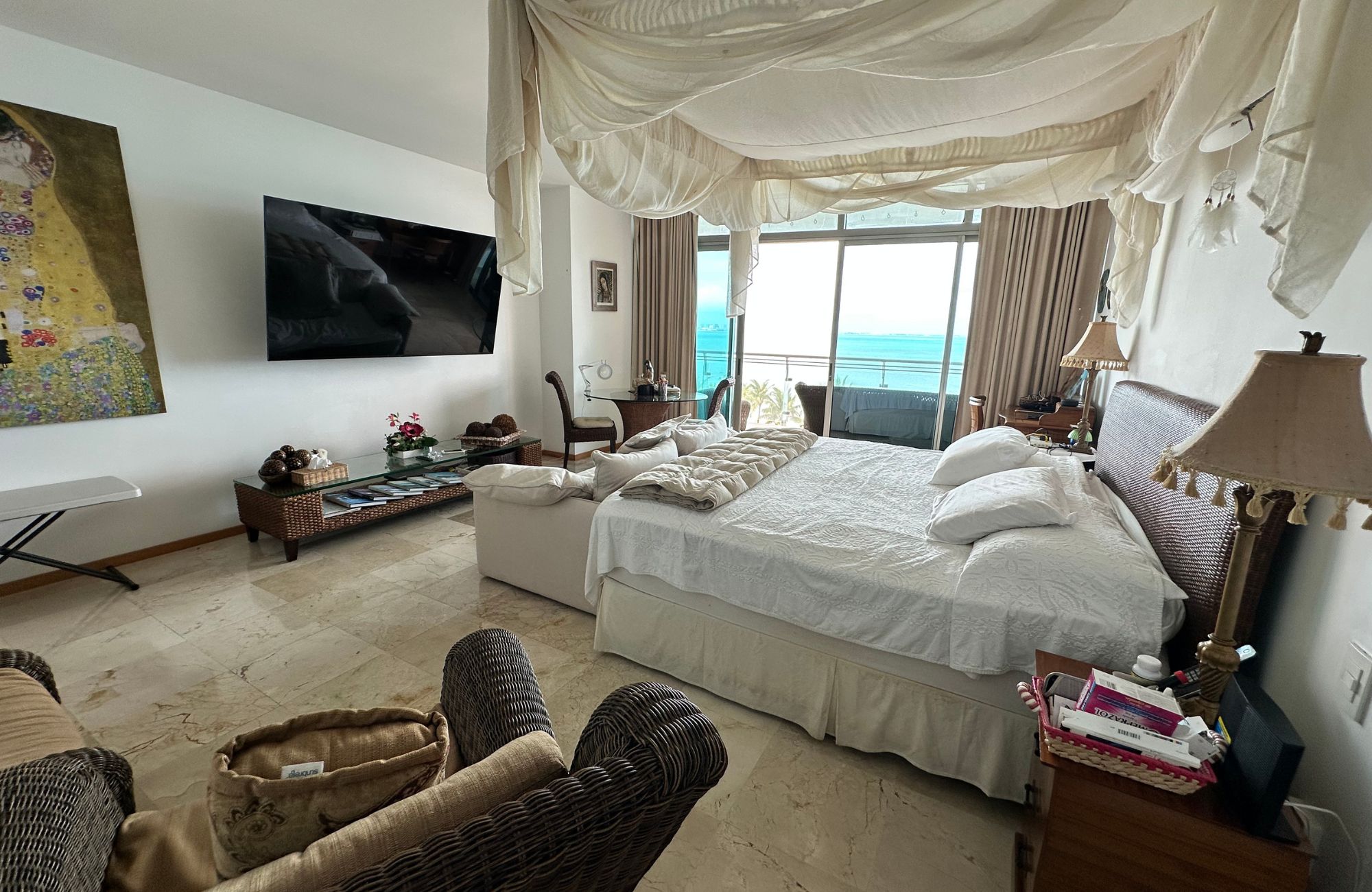 Departamento con vistas al mar y la marina, alberca de adultos, canchas deportivas, en venta Puerto Canc&uacute;n.