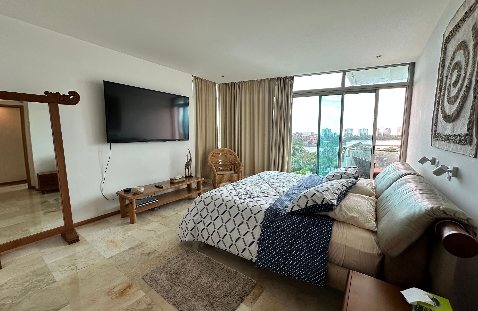 Departamento con vistas al mar y la marina, alberca de adultos, canchas deportivas, en venta Puerto Canc&uacute;n.