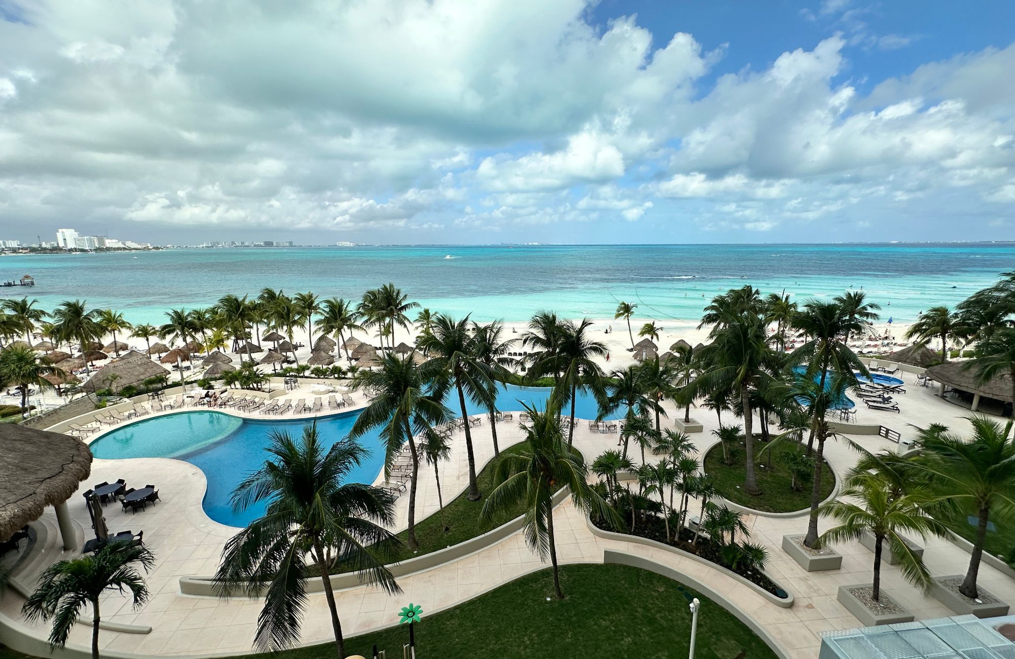 Departamento con vistas al mar y la marina, alberca de adultos, canchas deportivas, en venta Puerto Canc&uacute;n.