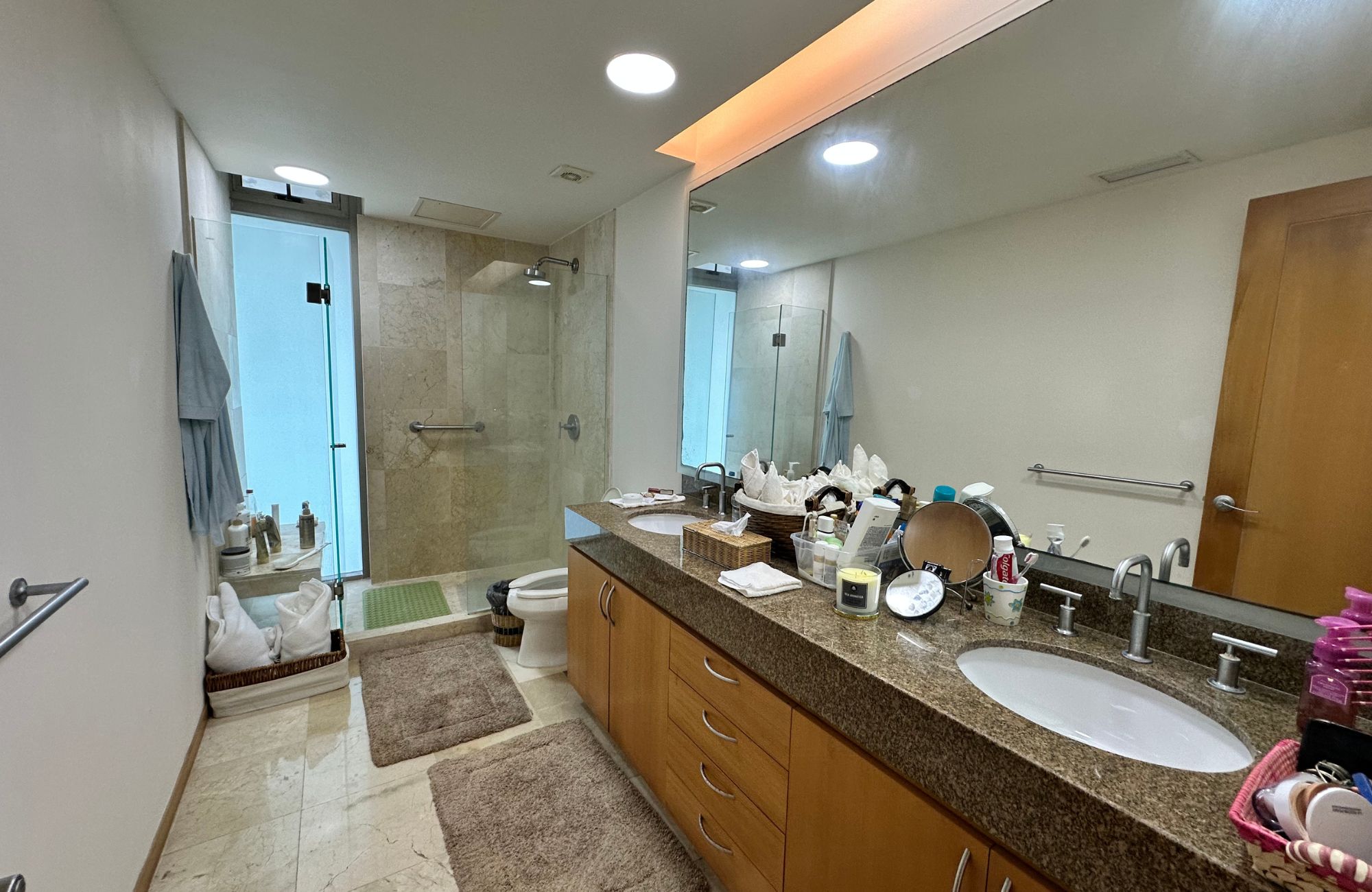 Departamento con vistas al mar y la marina, alberca de adultos, canchas deportivas, en venta Puerto Canc&uacute;n.