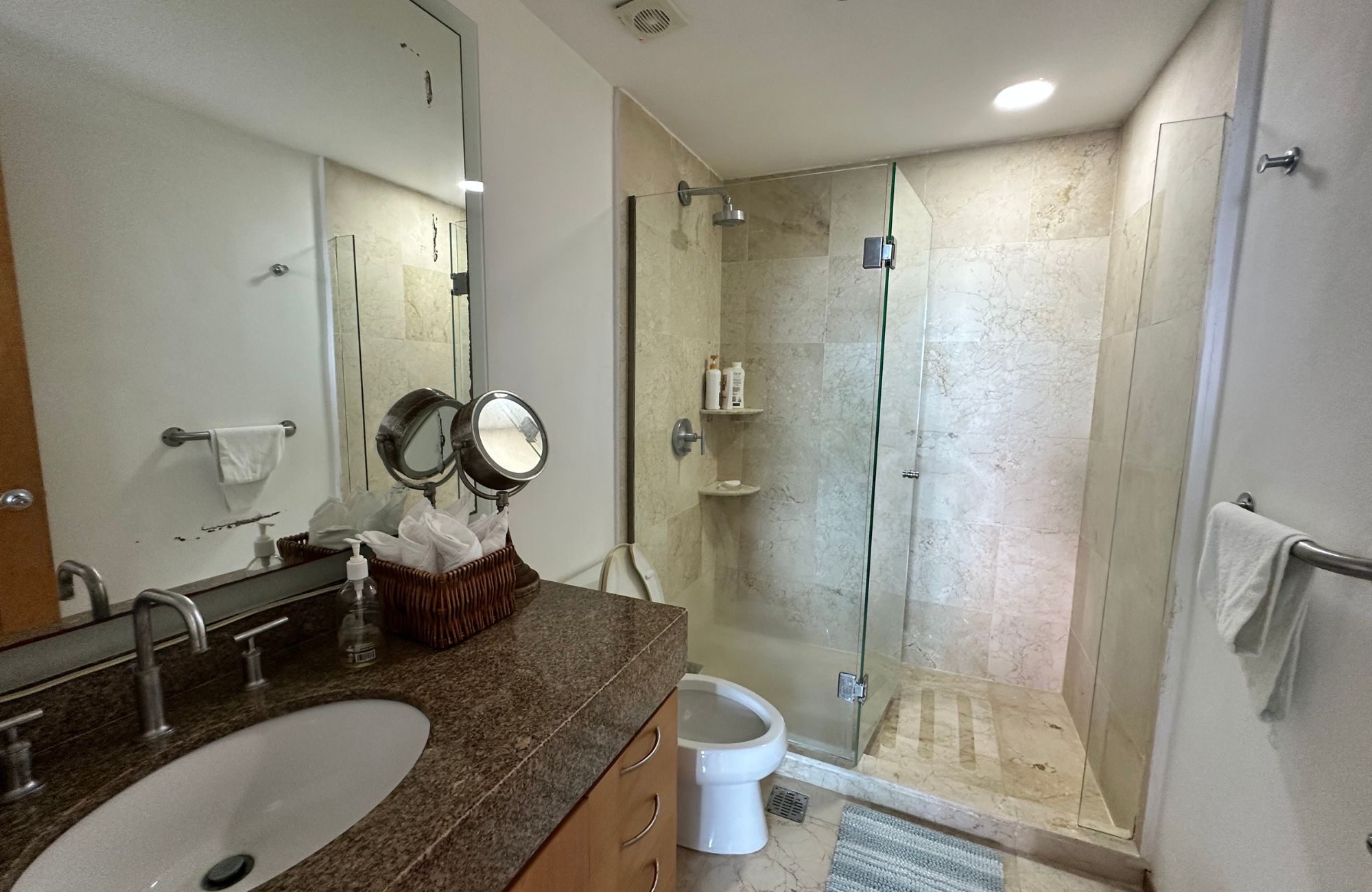 Departamento con vistas al mar y la marina, alberca de adultos, canchas deportivas, en venta Puerto Canc&uacute;n.