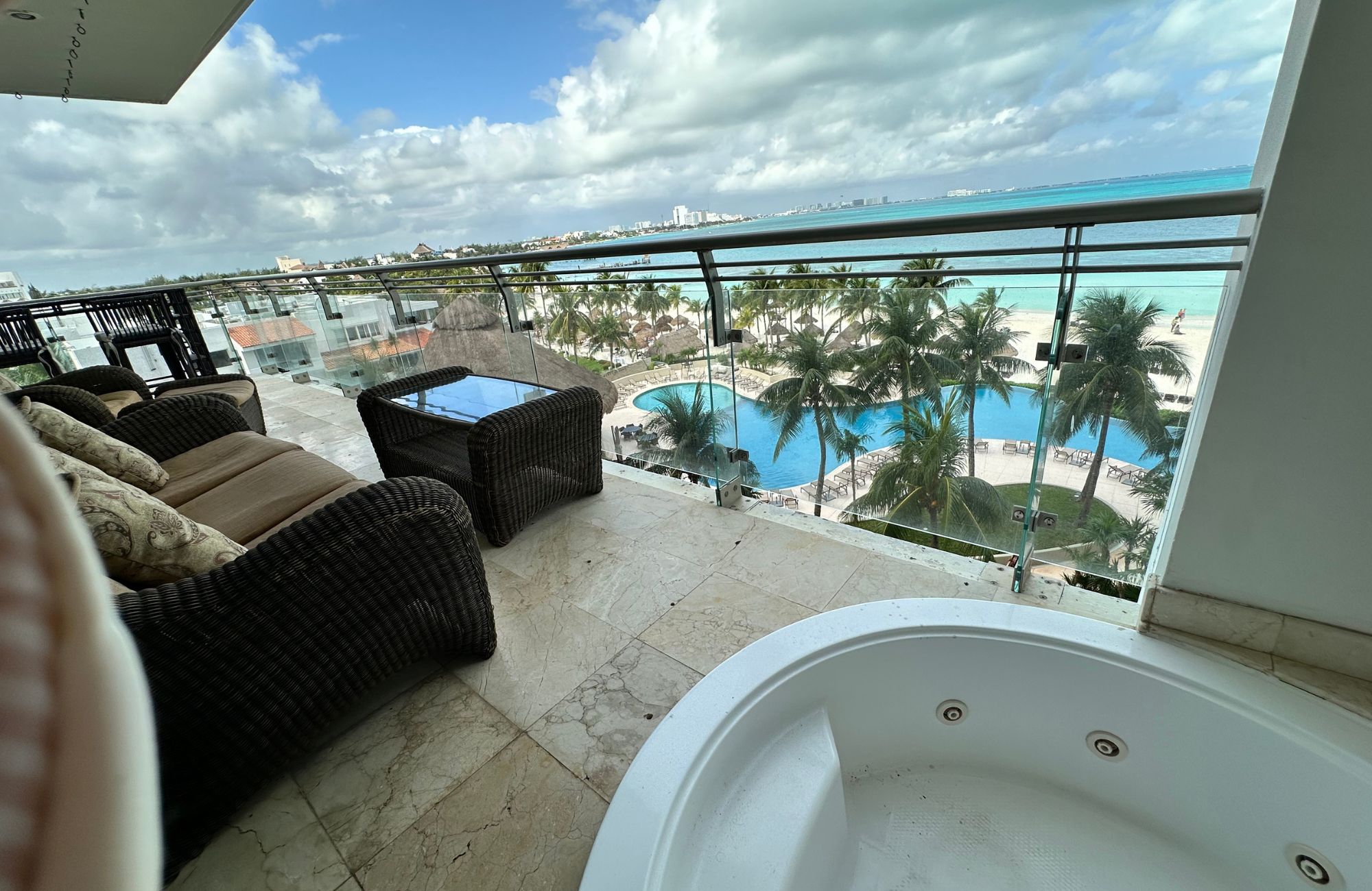 Departamento con vistas al mar y la marina, alberca de adultos, canchas deportivas, en venta Puerto Canc&uacute;n.