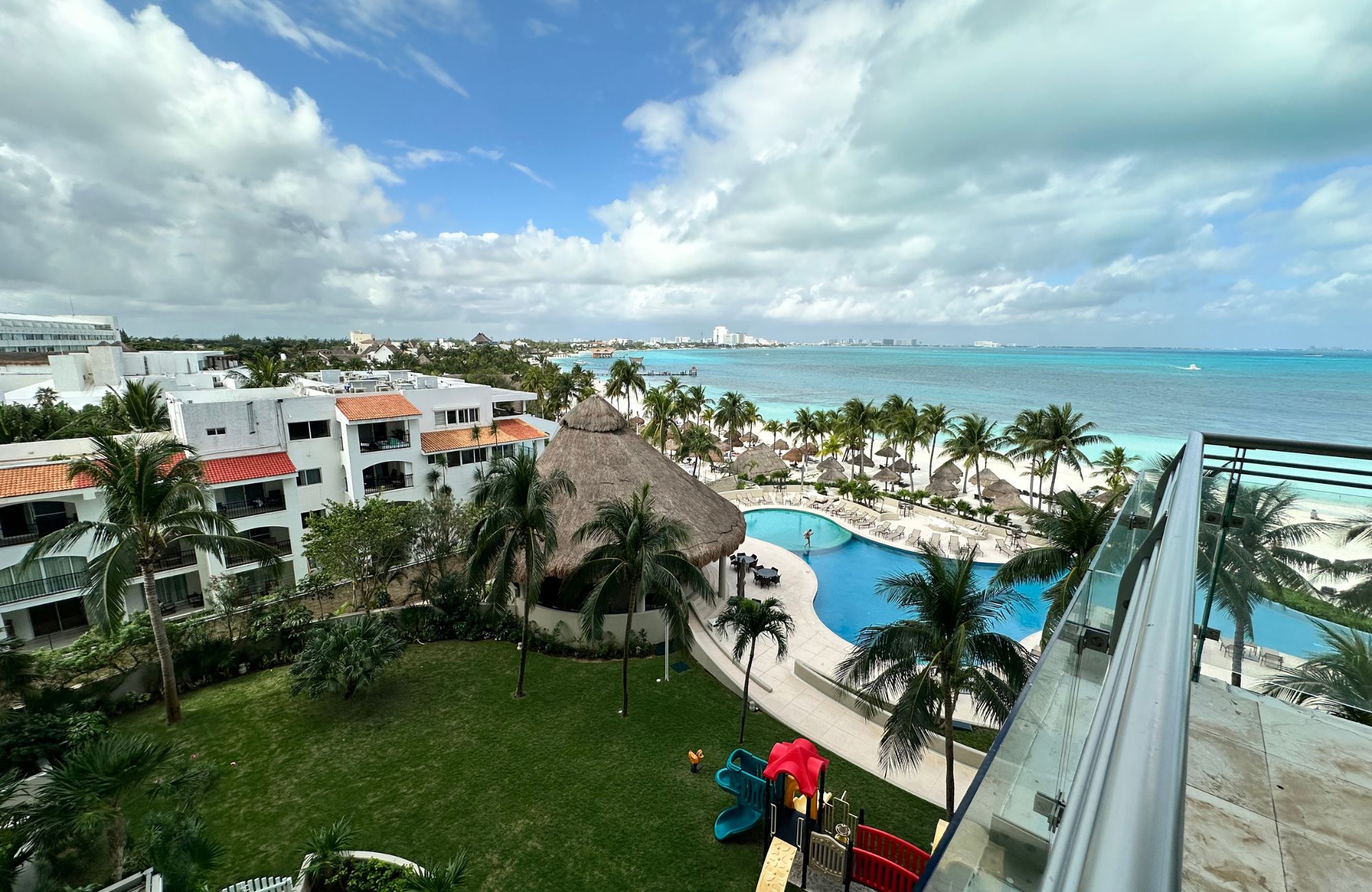 Departamento con vistas al mar y la marina, alberca de adultos, canchas deportivas, en venta Puerto Canc&uacute;n.
