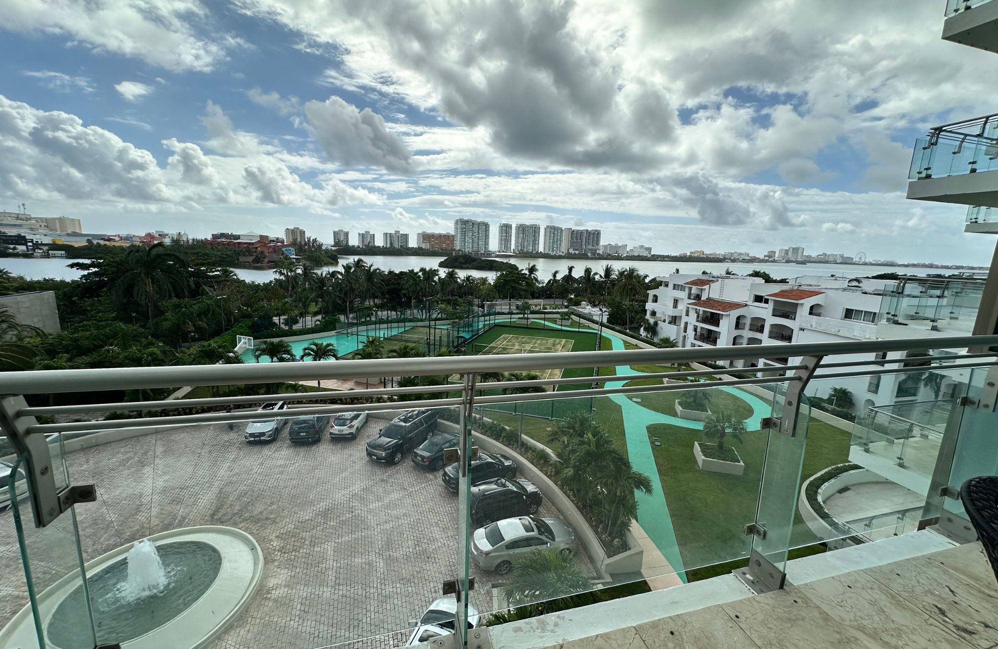 Departamento con vistas al mar y la marina, alberca de adultos, canchas deportivas, en venta Puerto Canc&uacute;n.
