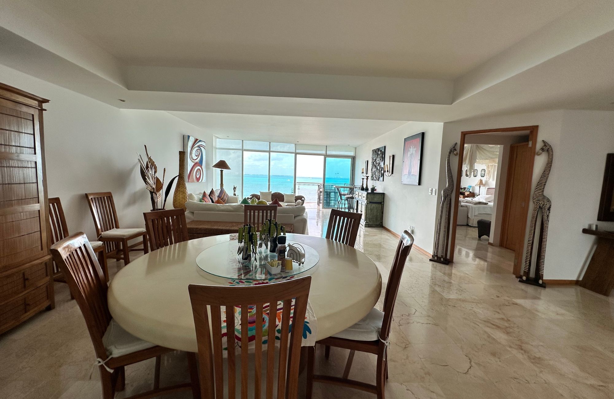 Departamento con vistas al mar y la marina, alberca de adultos, canchas deportivas, en venta Puerto Canc&uacute;n.
