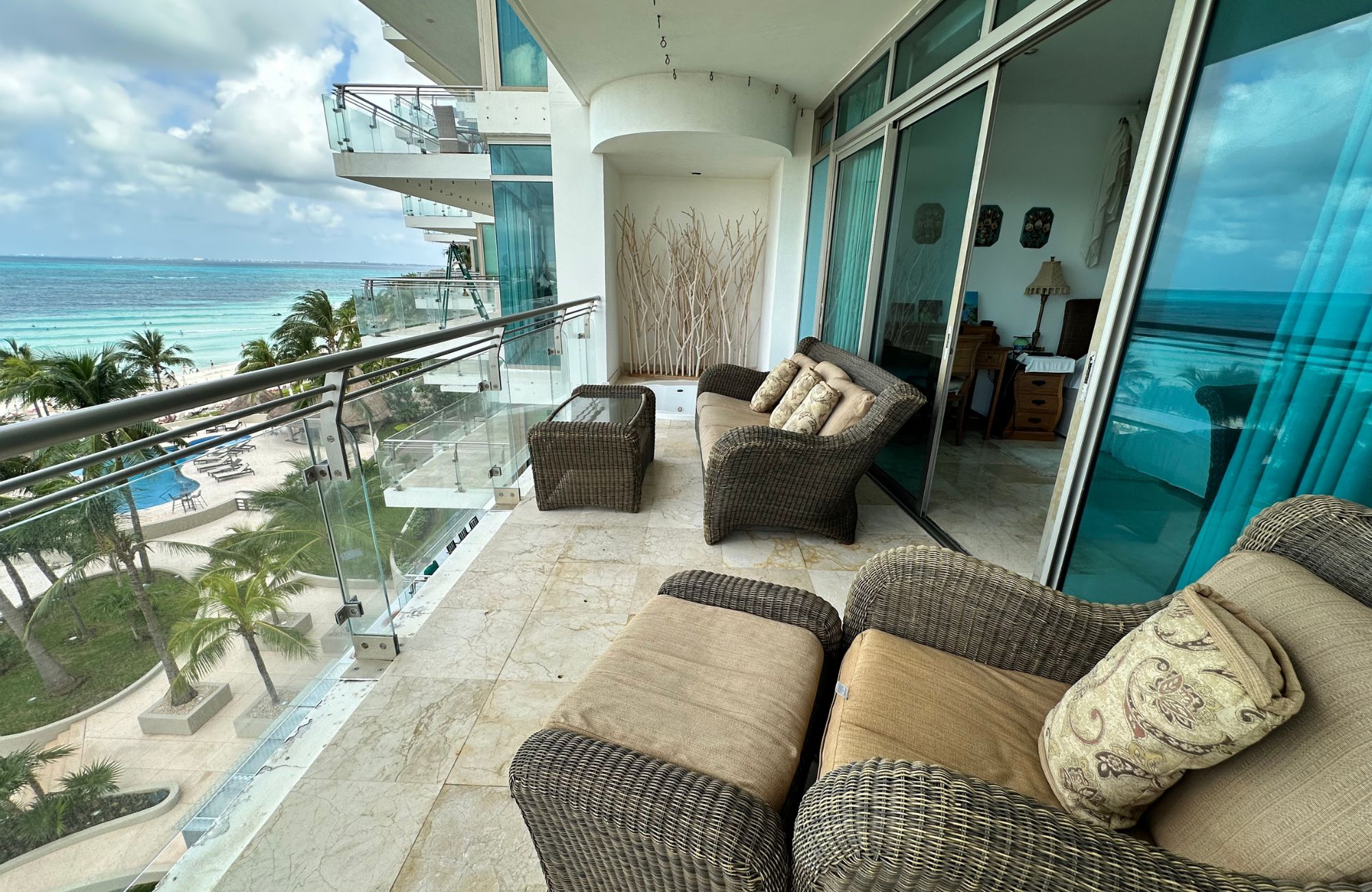 Departamento con vistas al mar y la marina, alberca de adultos, canchas deportivas, en venta Puerto Canc&uacute;n.