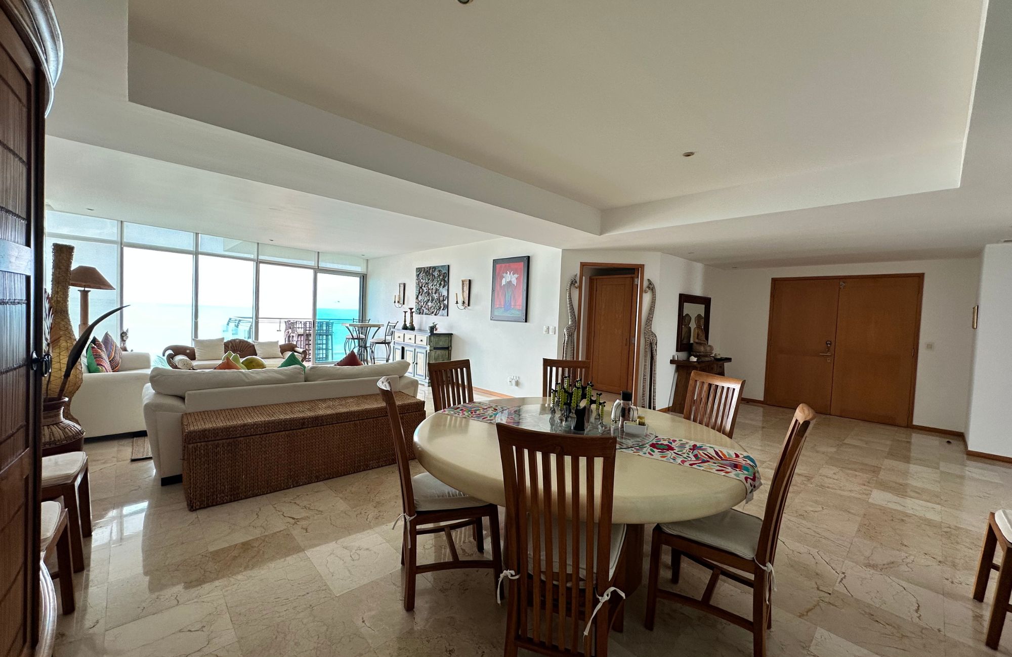 Departamento con vistas al mar y la marina, alberca de adultos, canchas deportivas, en venta Puerto Canc&uacute;n.