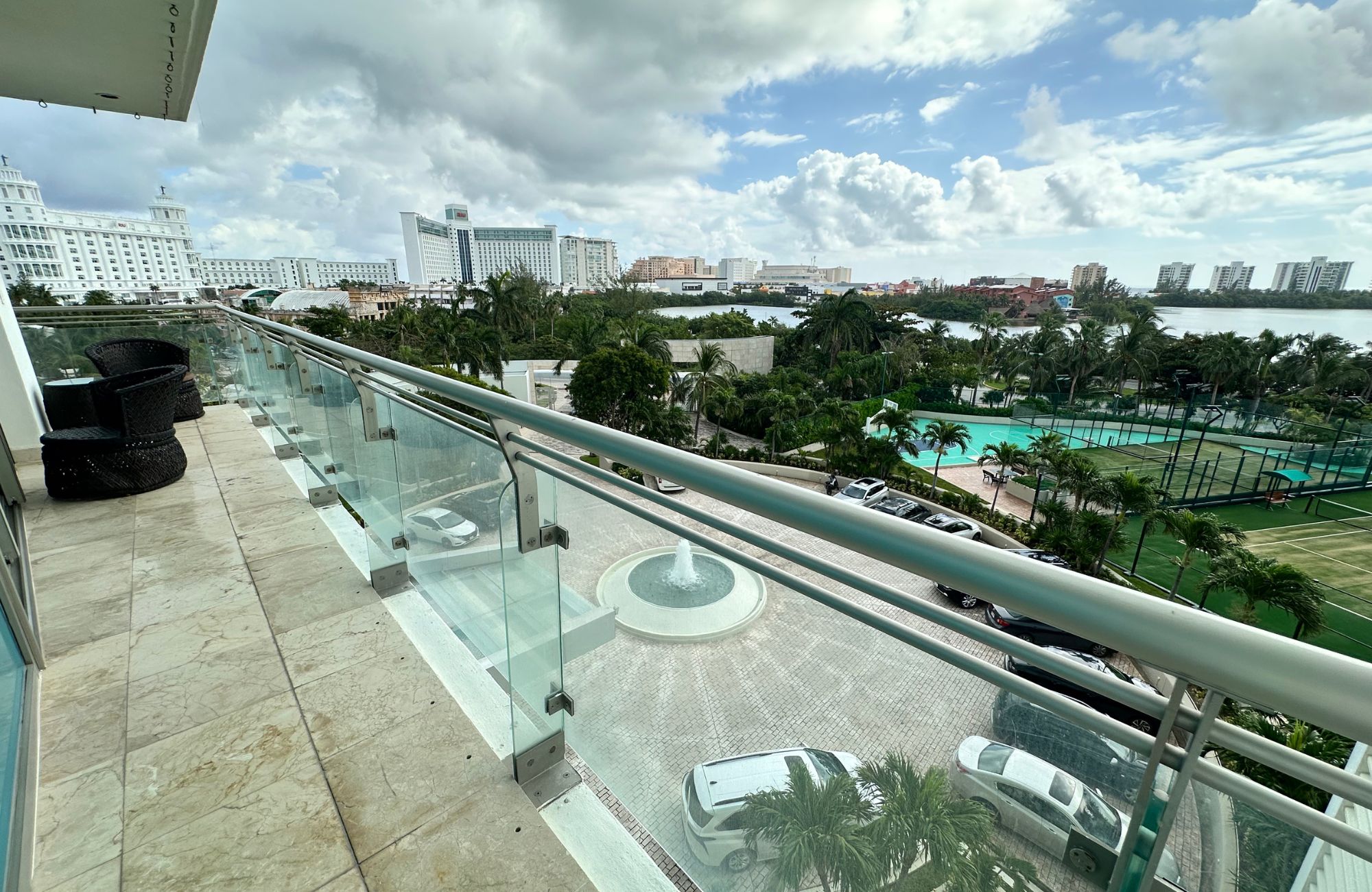 Departamento con vistas al mar y la marina, alberca de adultos, canchas deportivas, en venta Puerto Canc&uacute;n.