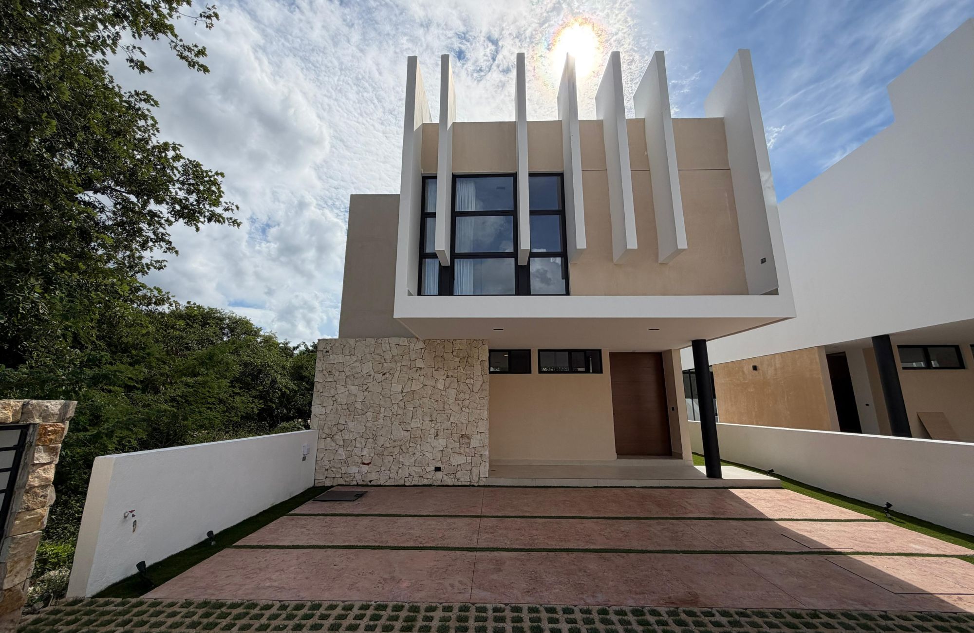Residence with garden and private pool for sale, Yucat&aacute;n Country Club, M&eacute;rida
