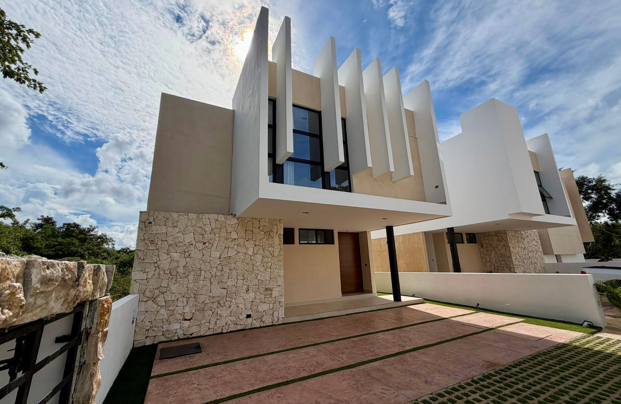 Residence with garden and private pool for sale, Yucat&aacute;n Country Club, M&eacute;rida