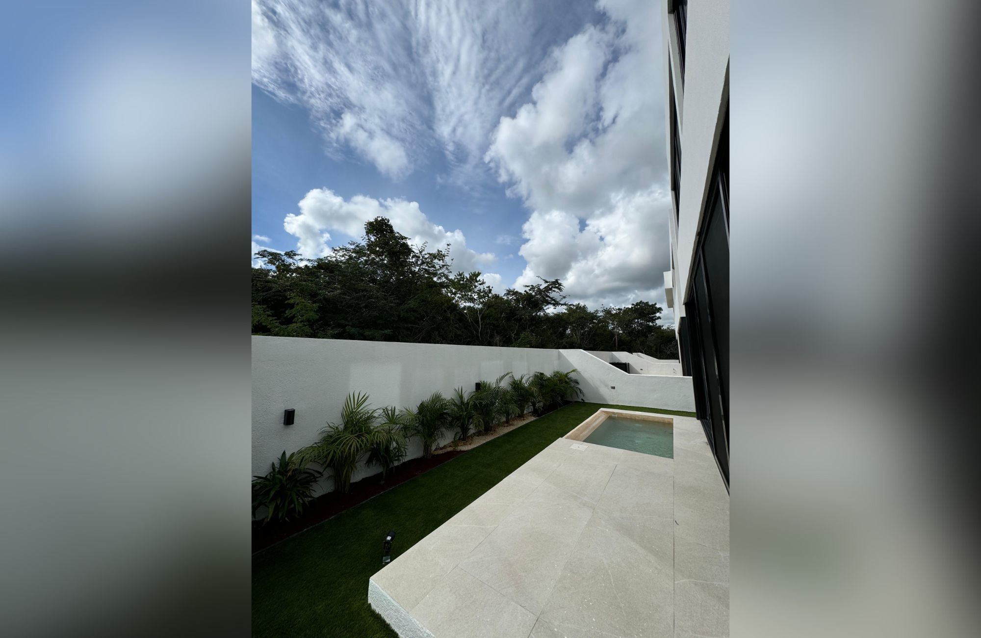 Residence with garden and private pool for sale, Yucat&aacute;n Country Club, M&eacute;rida
