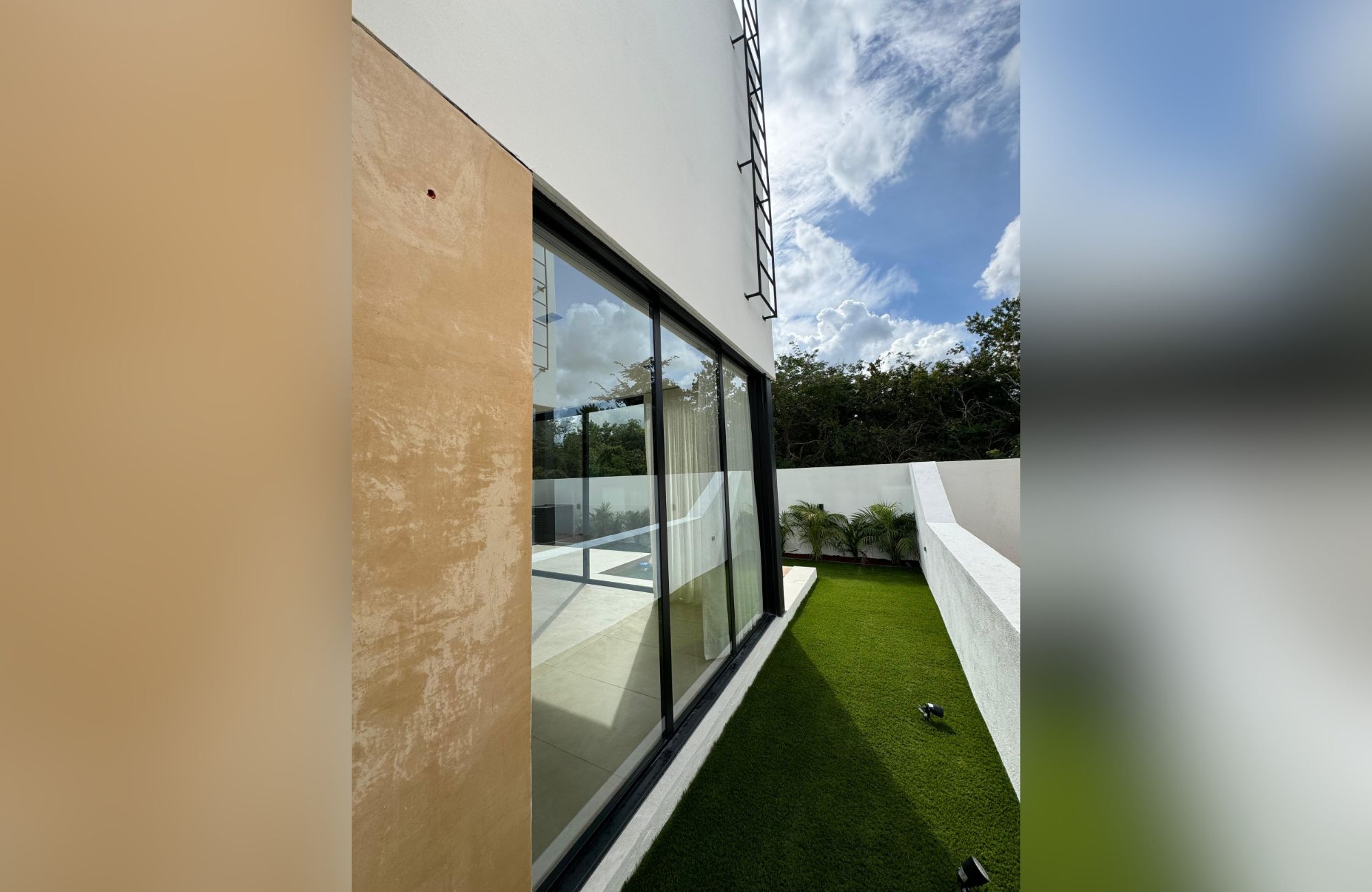 Residence with garden and private pool for sale, Yucat&aacute;n Country Club, M&eacute;rida