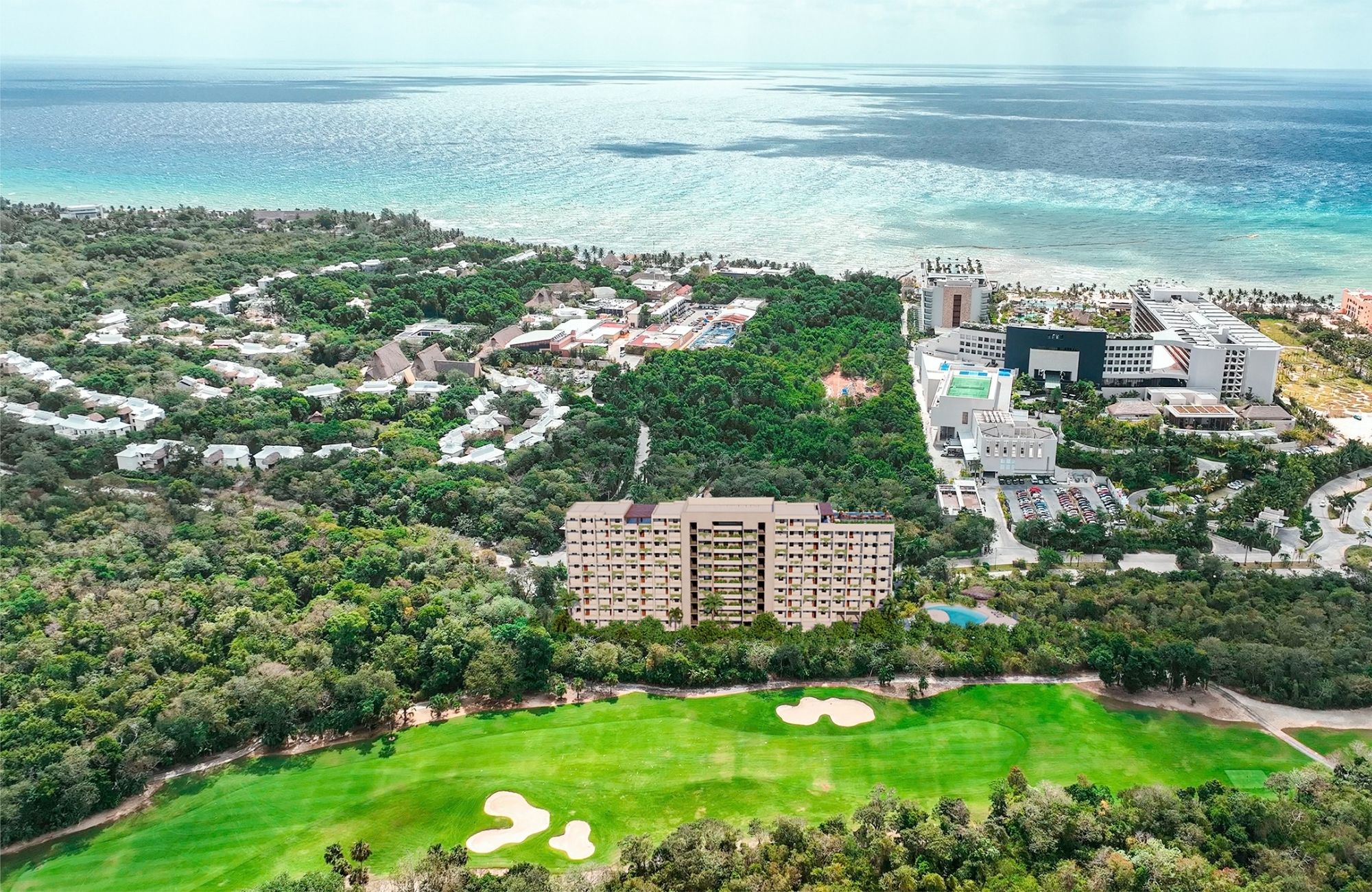 Condominium 190 meters from the beach, ocean view from rooftop, with lock off system, a few steps from Fifth Avenue.