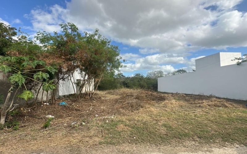 590 m&sup2; residential lot in a quiet and secure area for sale, Cholul, M&eacute;rida