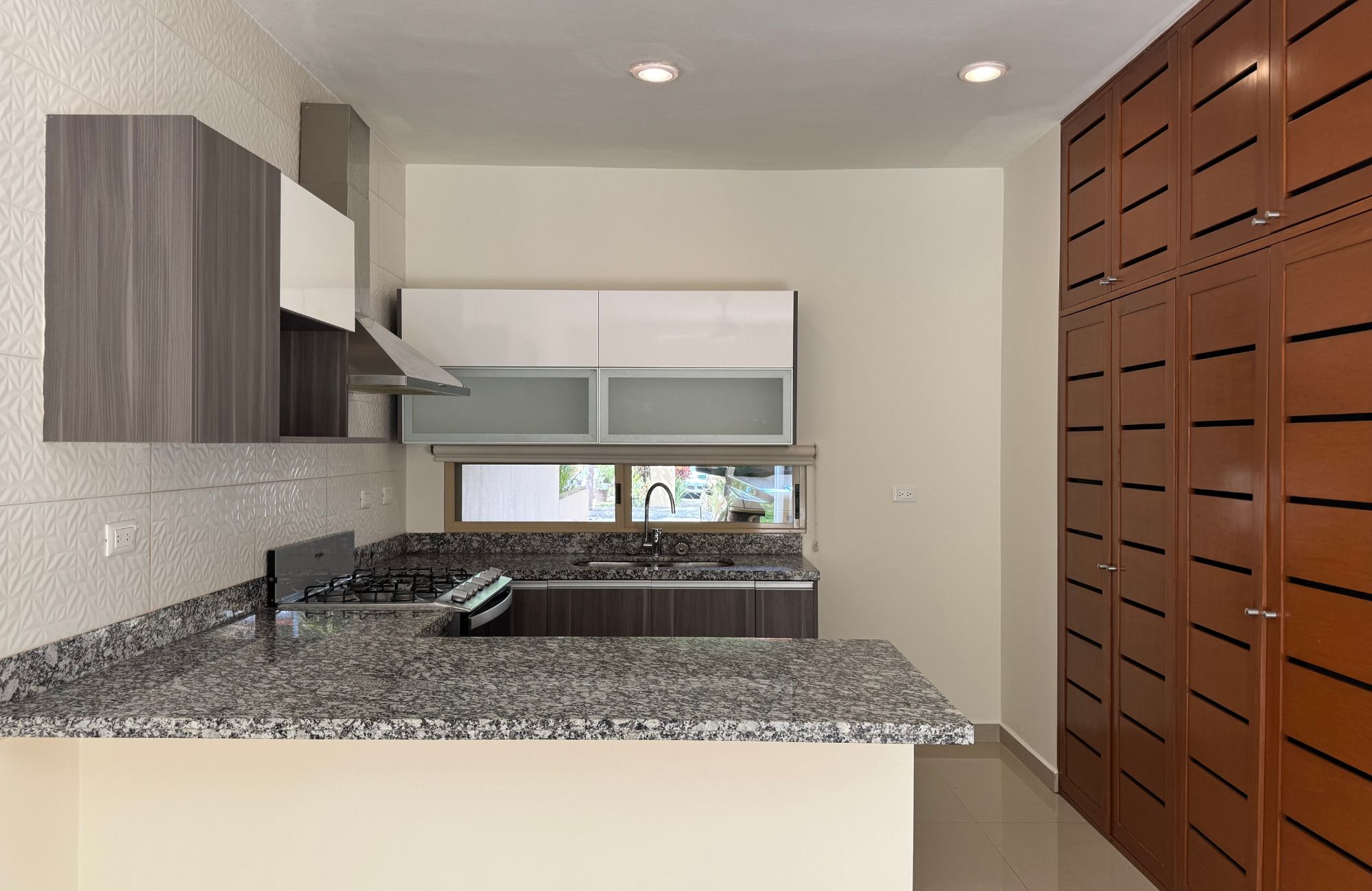 House in gated community with clubhouse, childrens playground, pool with swimming lane, paddle tennis court, 7,000 m2 of green areas, and m