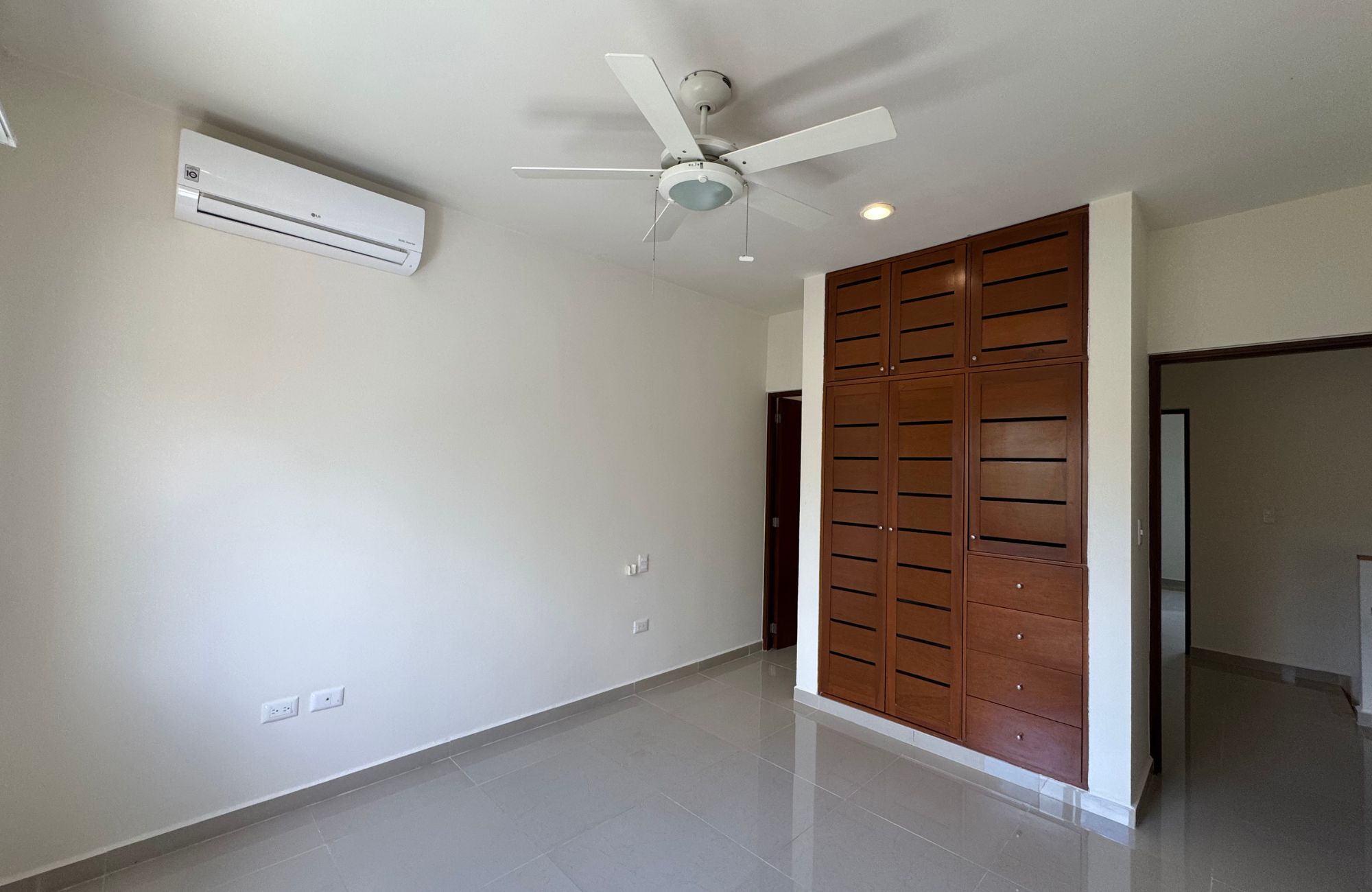 House in gated community with clubhouse, childrens playground, pool with swimming lane, paddle tennis court, 7,000 m2 of green areas, and m