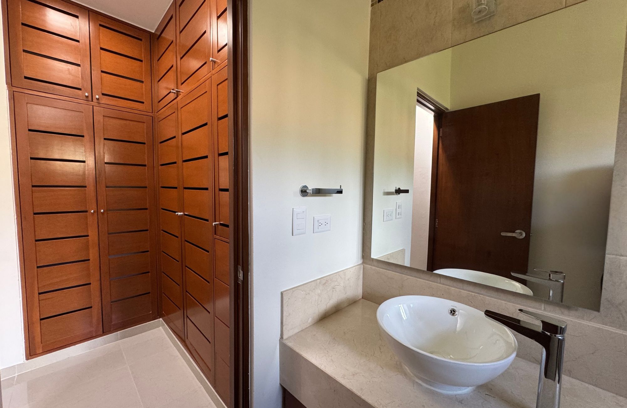 House in gated community with clubhouse, childrens playground, pool with swimming lane, paddle tennis court, 7,000 m2 of green areas, and m