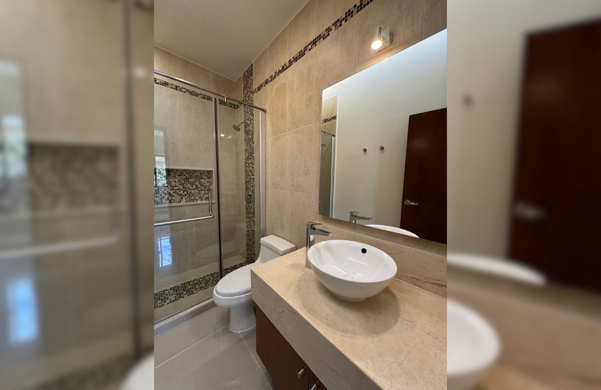 House in gated community with clubhouse, childrens playground, pool with swimming lane, paddle tennis court, 7,000 m2 of green areas, and m