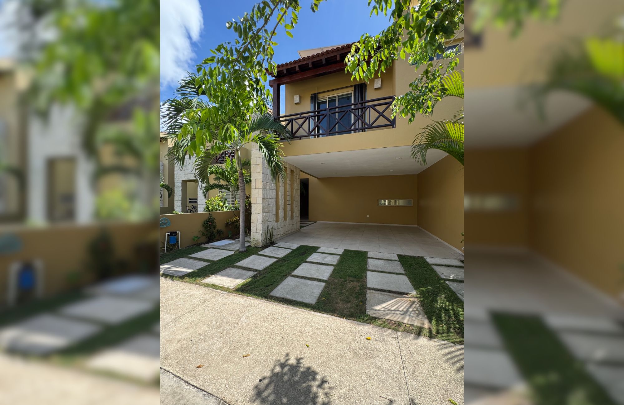 House in gated community with clubhouse, childrens playground, pool with swimming lane, paddle tennis court, 7,000 m2 of green areas, and m