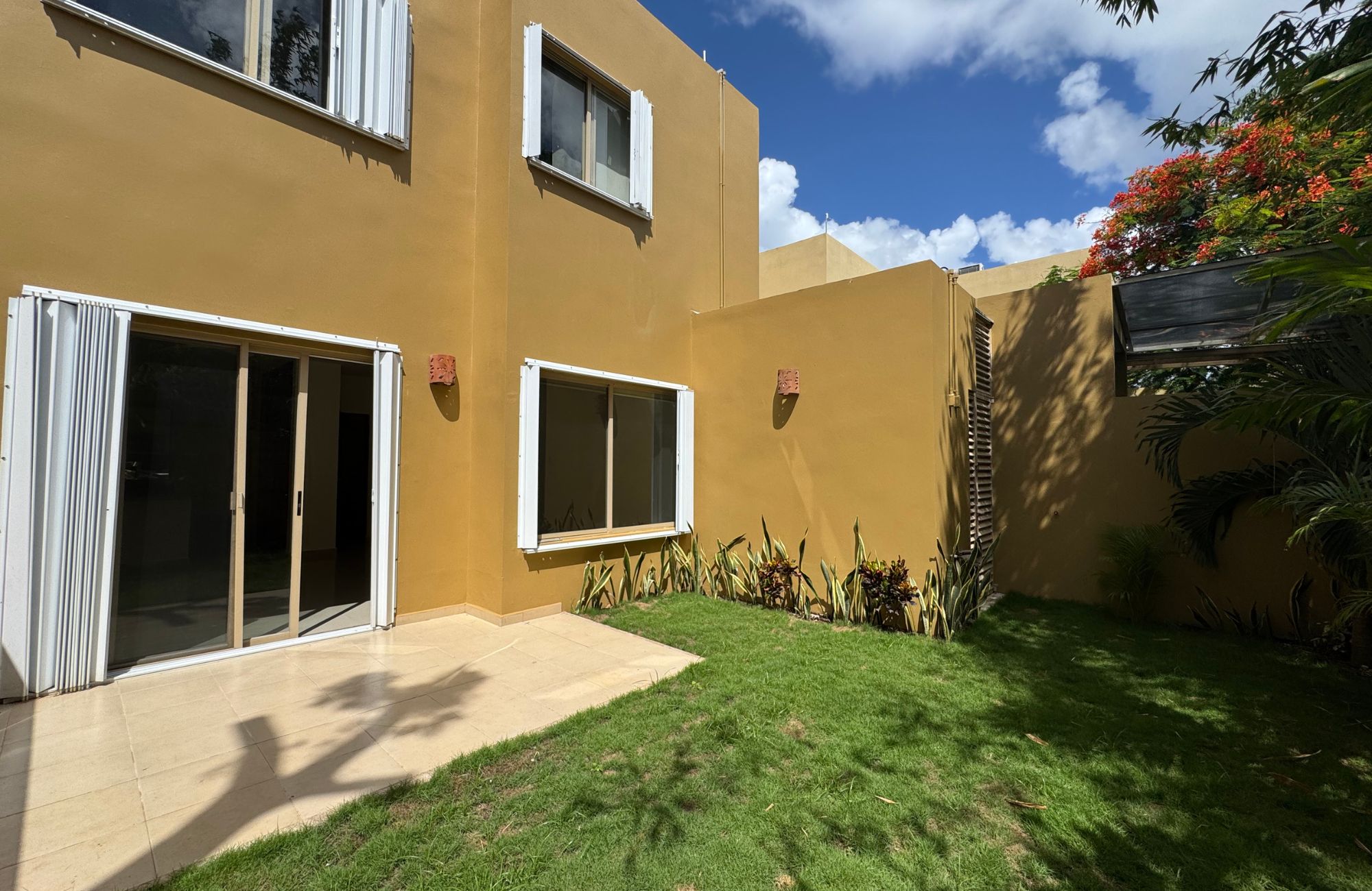 House in gated community with clubhouse, childrens playground, pool with swimming lane, paddle tennis court, 7,000 m2 of green areas, and m