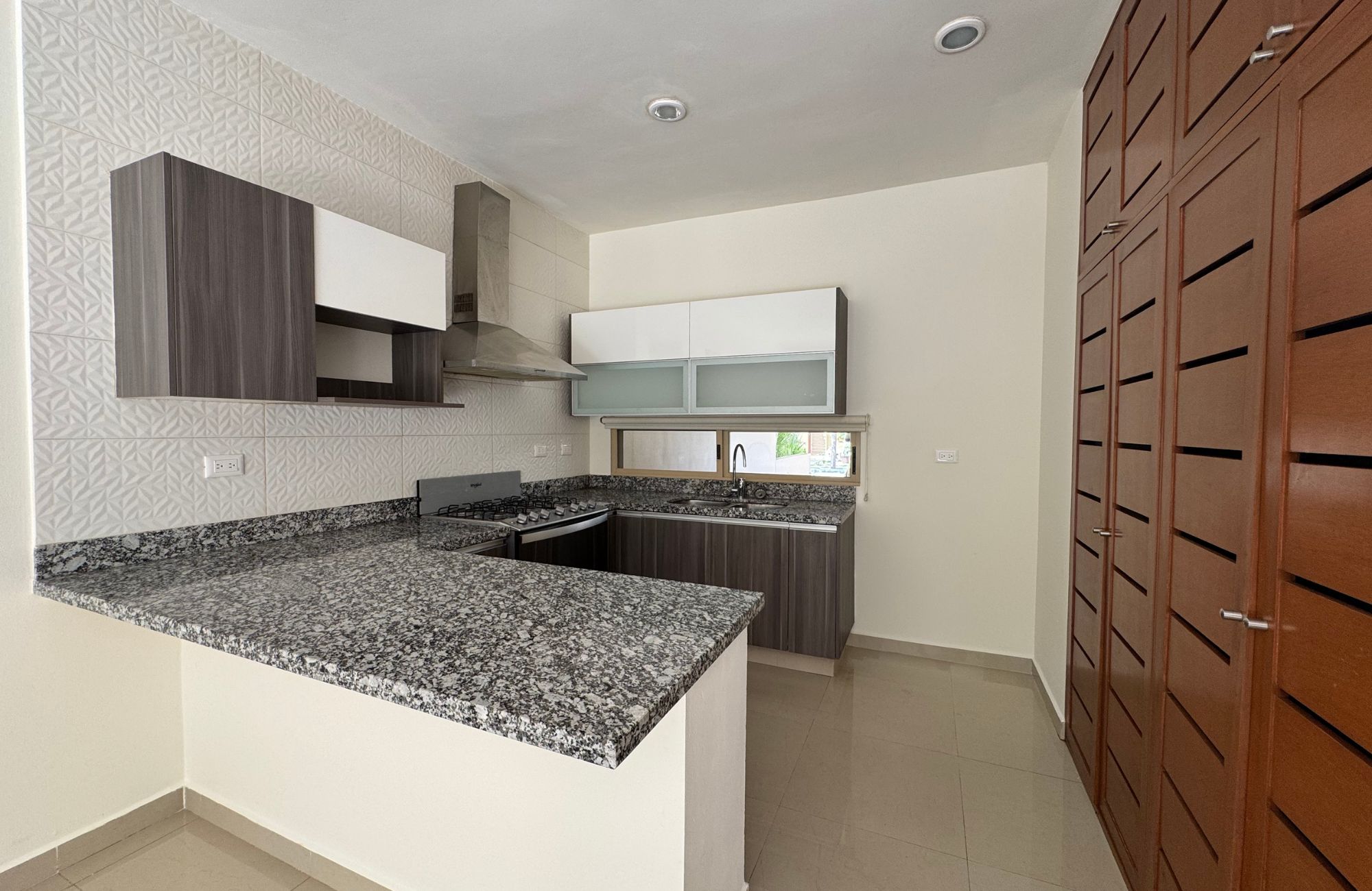 House in gated community with clubhouse, childrens playground, pool with swimming lane, paddle tennis court, 7,000 m2 of green areas, and m