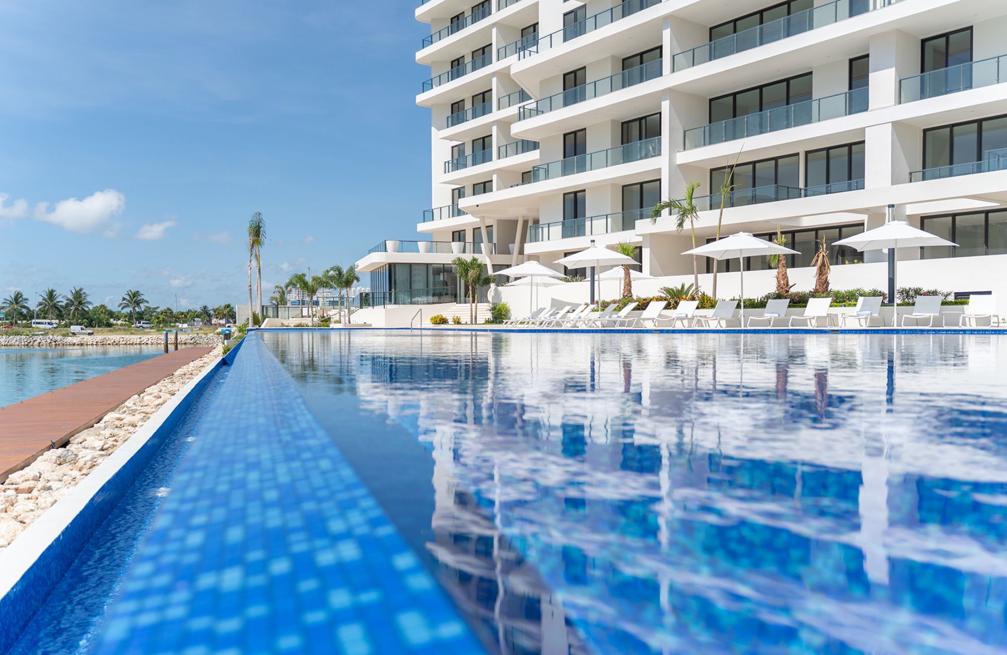 Departamento de lujo con vista al mar y la marina, canchas deportivas, muelle, golf, marina,en venta Puerto Canc&uacute;n.