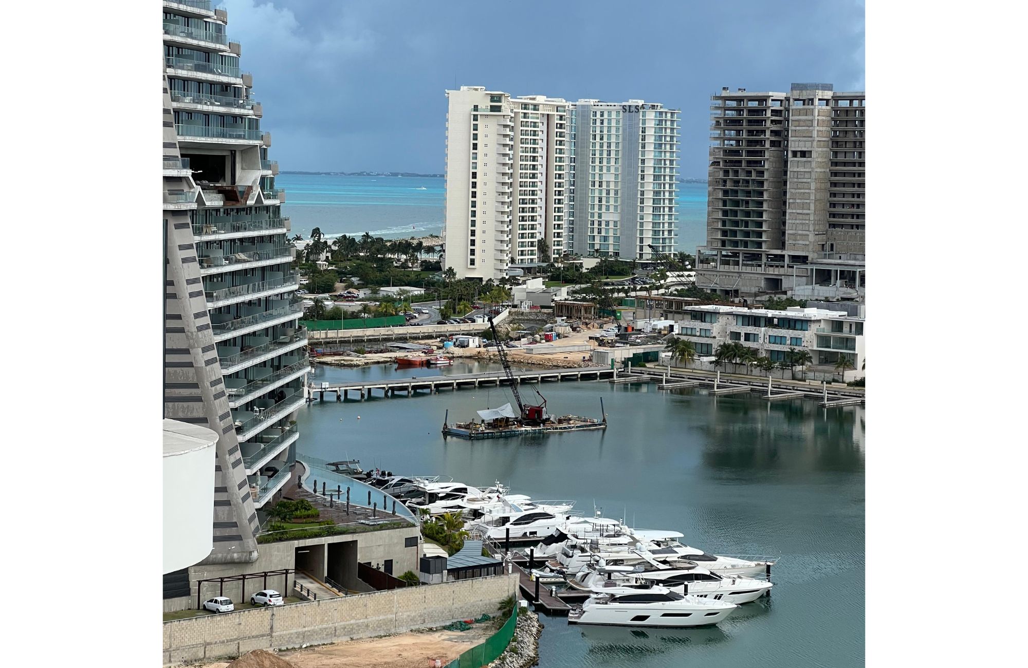 Departamento de lujo con vista al mar y la marina, canchas deportivas, muelle, golf, marina,en venta Puerto Canc&uacute;n.