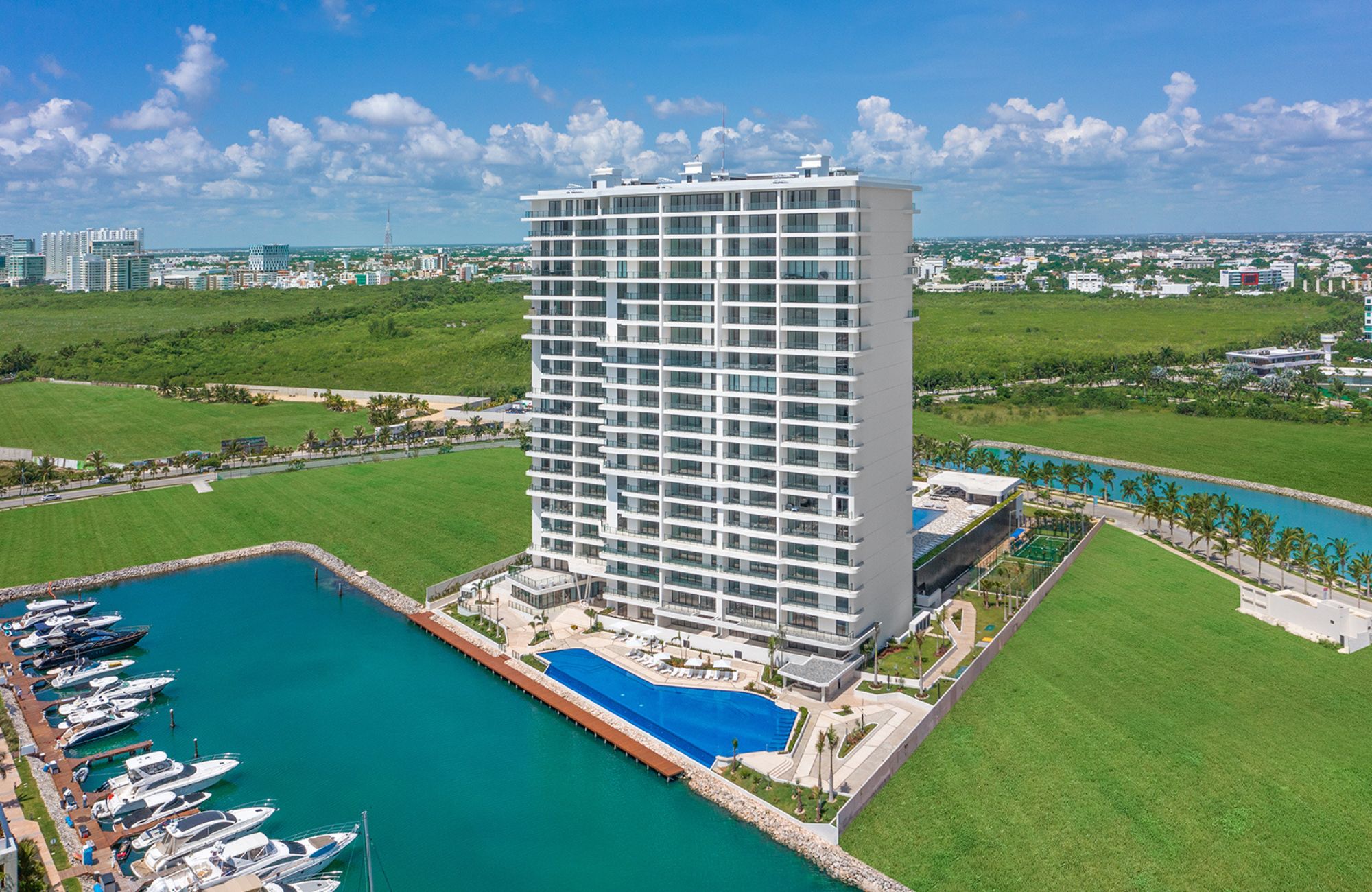 Departamento de lujo con vista al mar y la marina, canchas deportivas, muelle, golf, marina,en venta Puerto Canc&uacute;n.