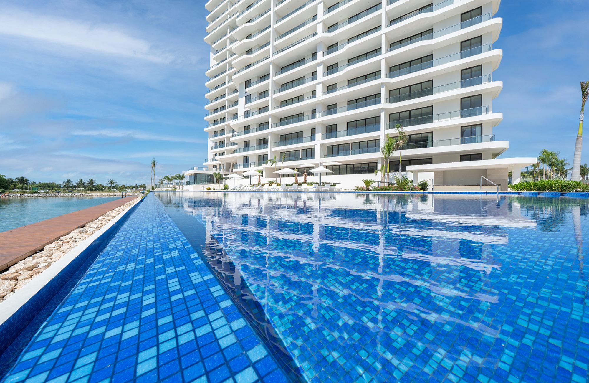 Departamento de lujo con vista al mar y la marina, canchas deportivas, muelle, golf, marina,en venta Puerto Canc&uacute;n.