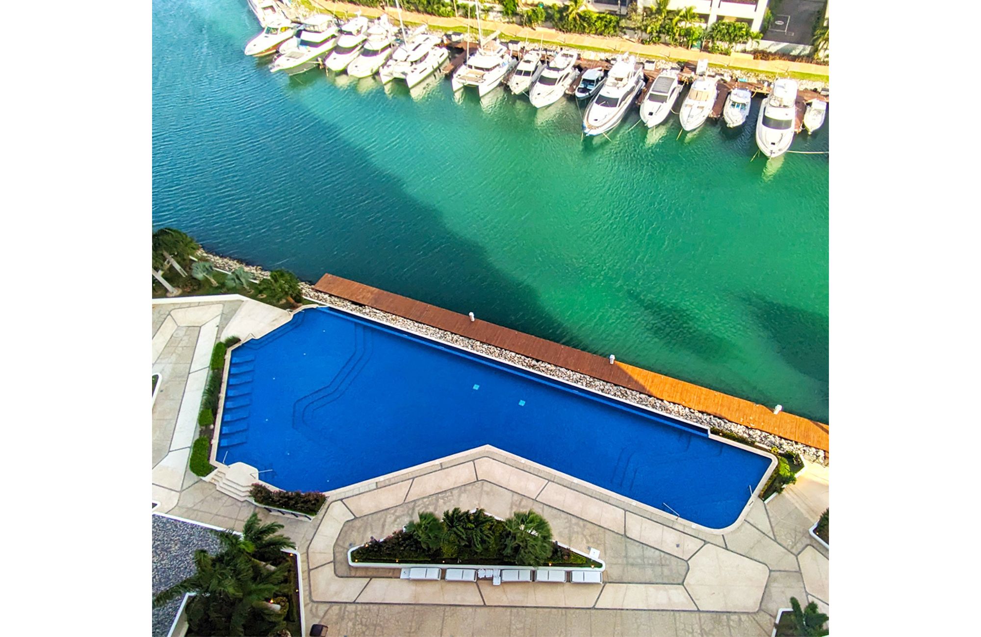 Departamento de lujo con vista al mar y la marina, canchas deportivas, muelle, golf, marina,en venta Puerto Canc&uacute;n.
