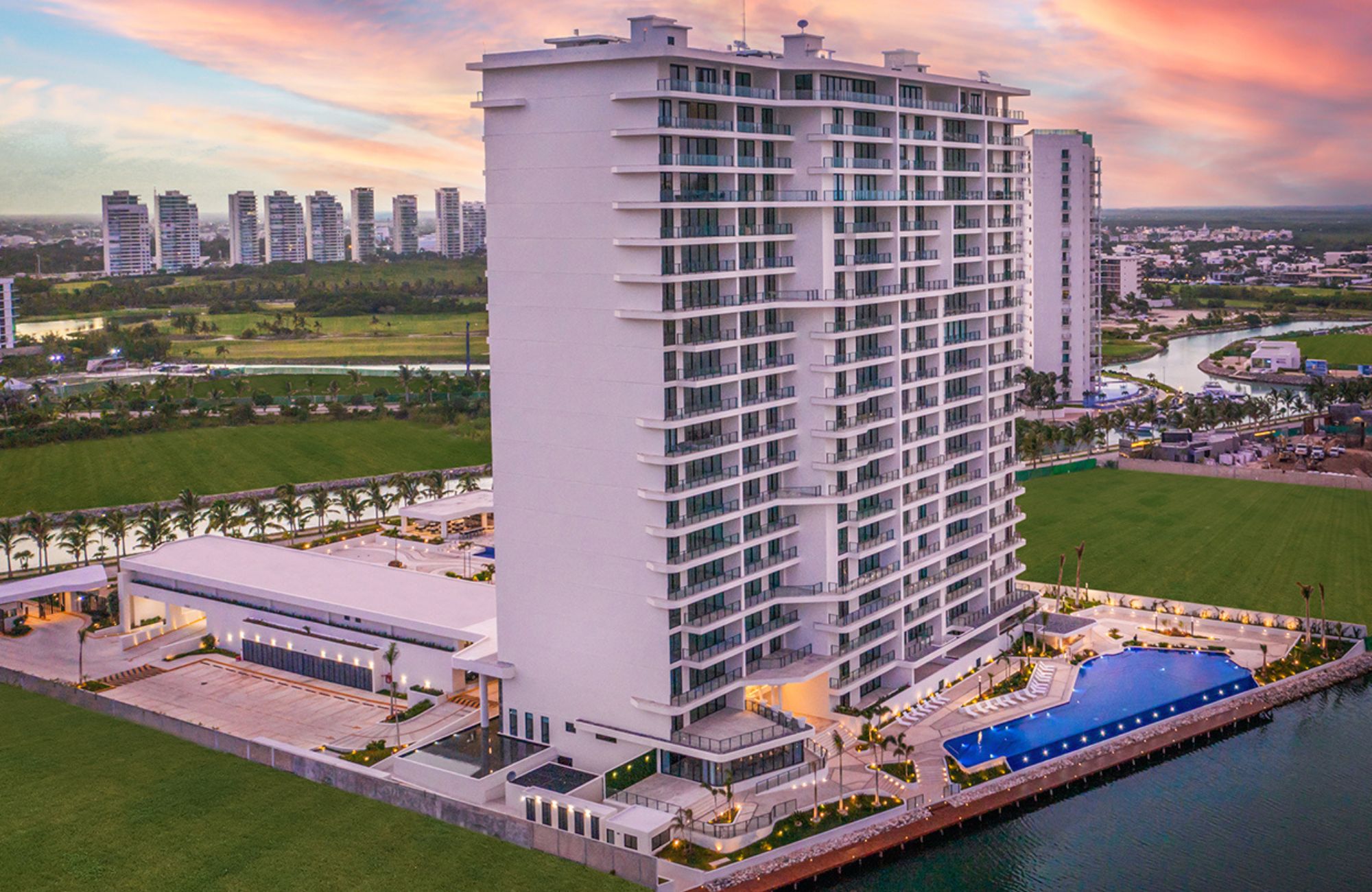 Departamento de lujo con vista al mar y la marina, canchas deportivas, muelle, golf, marina,en venta Puerto Canc&uacute;n.