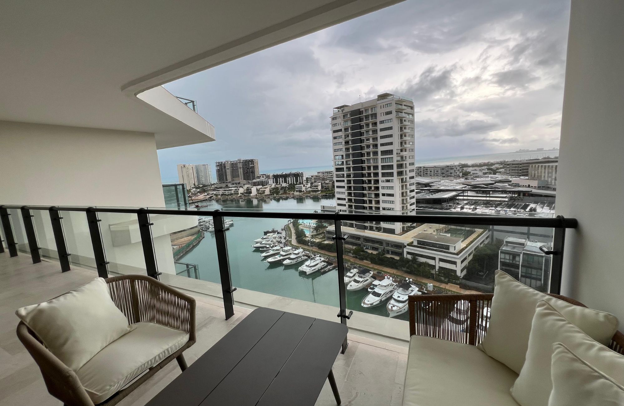 Departamento de lujo con vista al mar y la marina, canchas deportivas, muelle, golf, marina,en venta Puerto Canc&uacute;n.