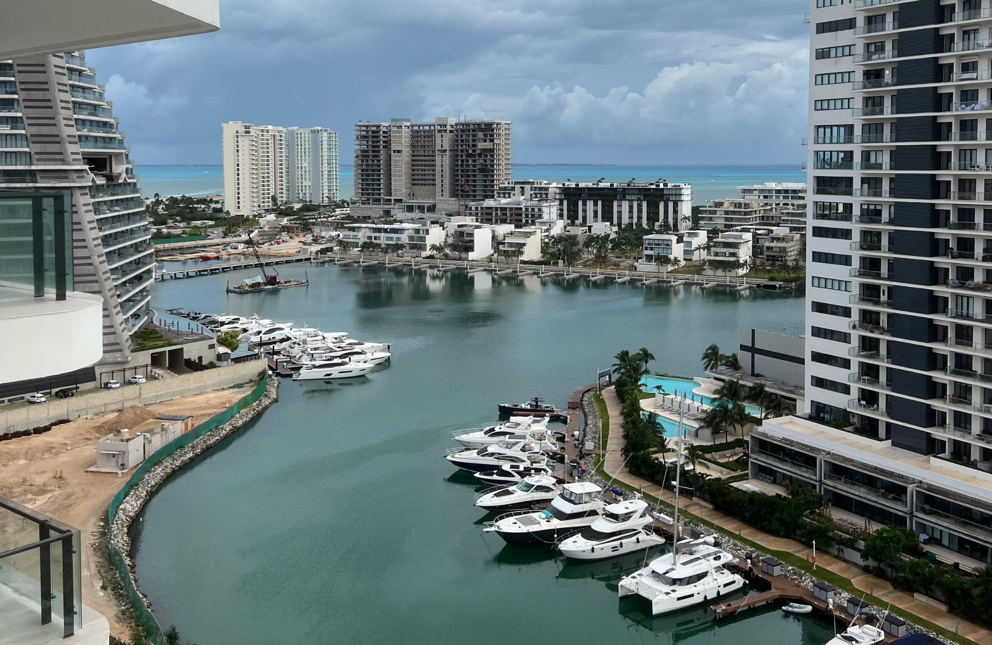 Departamento de lujo con vista al mar y la marina, canchas deportivas, muelle, golf, marina,en venta Puerto Canc&uacute;n.