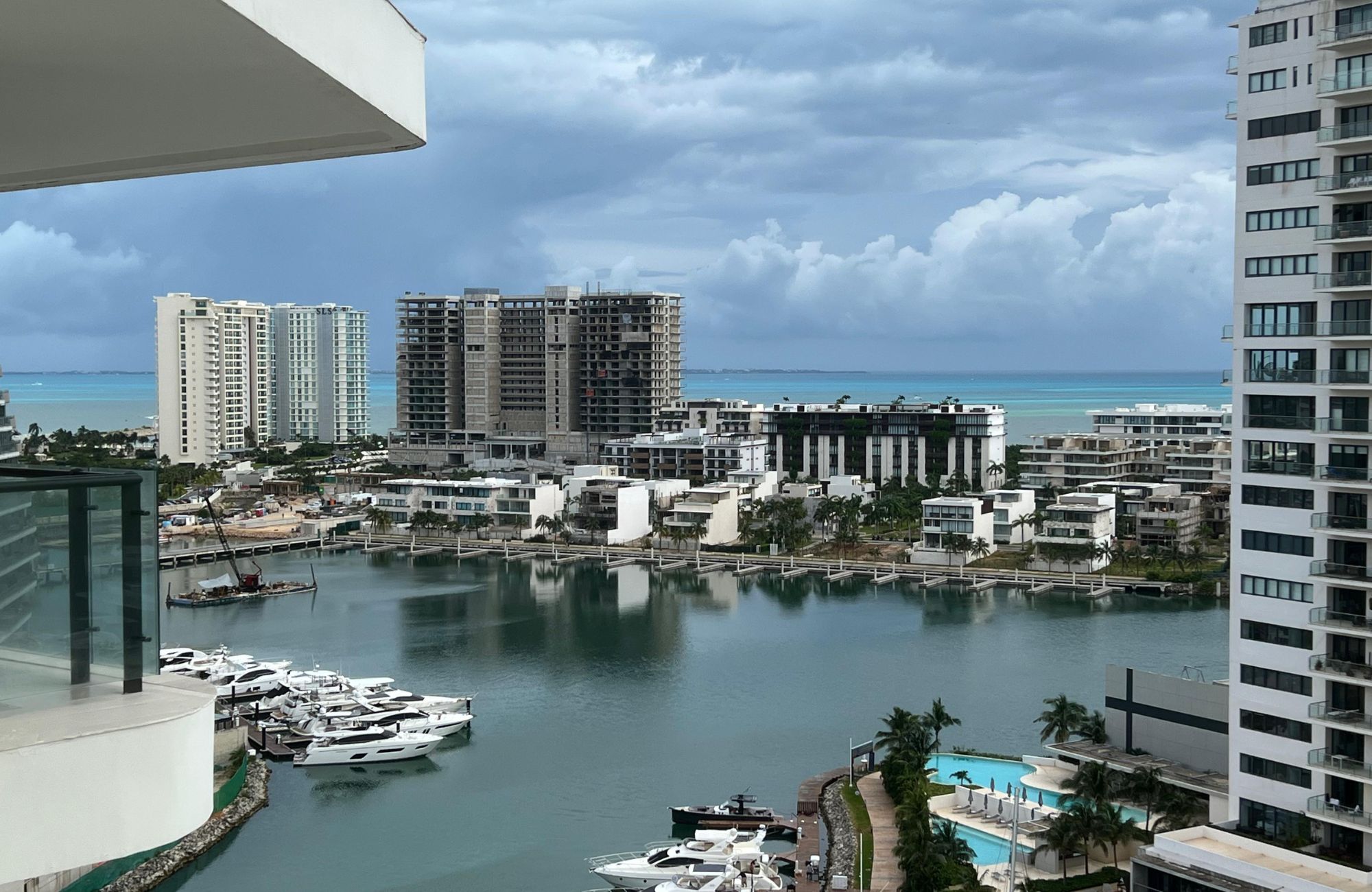 Departamento de lujo con vista al mar y la marina, canchas deportivas, muelle, golf, marina,en venta Puerto Canc&uacute;n.