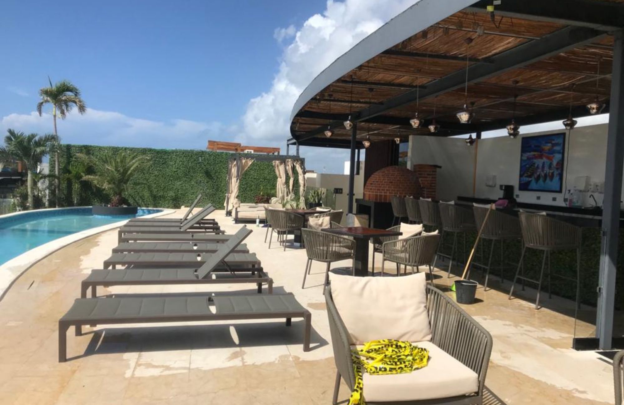 Incre&iacute;ble departamento con terraza privada y vista a la alberca &ndash; Ejido, Playa del Carmen