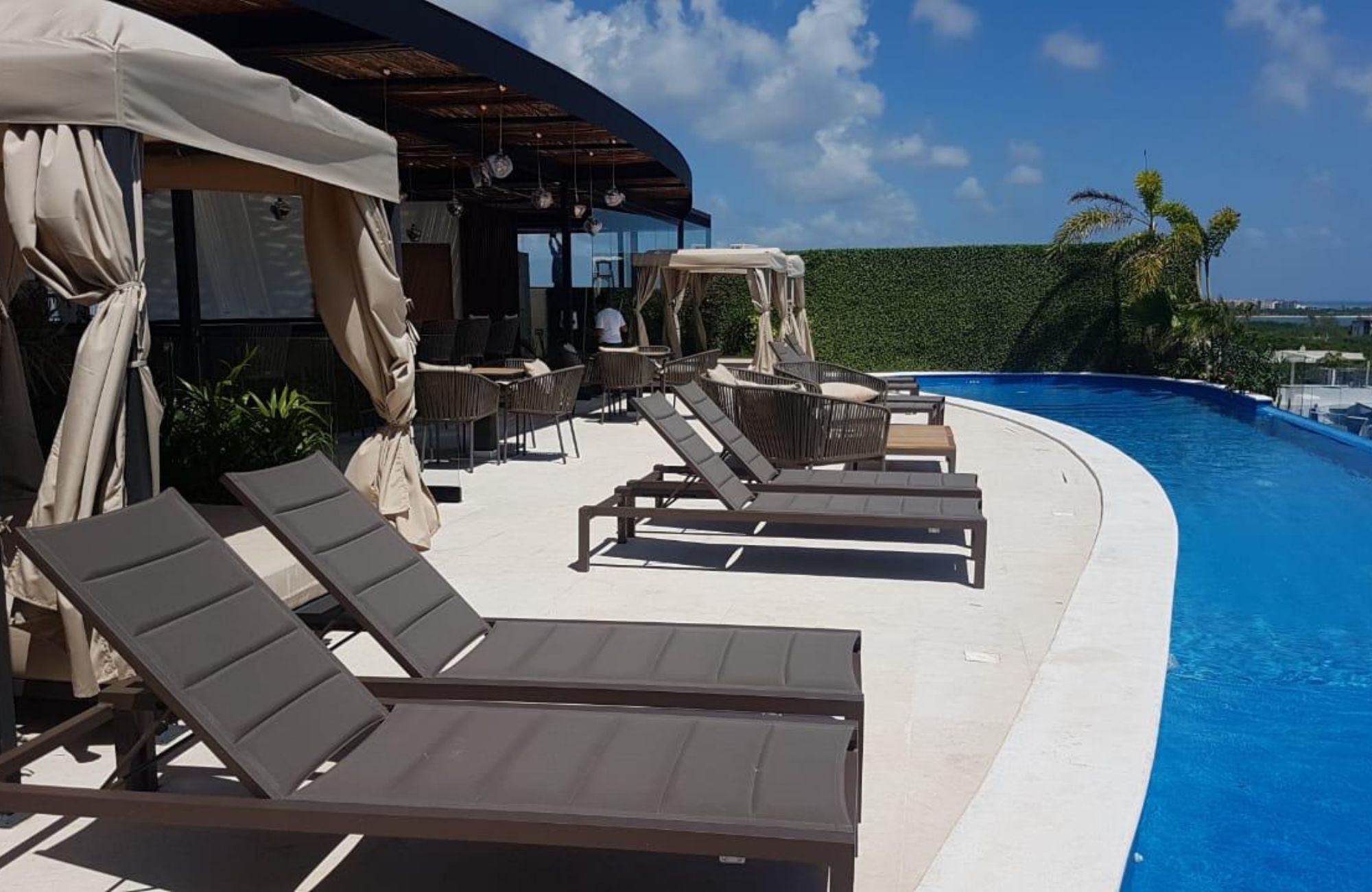 Incre&iacute;ble departamento con terraza privada y vista a la alberca &ndash; Ejido, Playa del Carmen