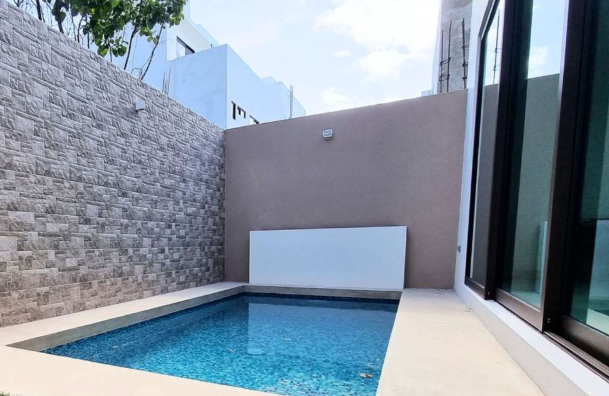 House with private pool, high ceilings for sale in Aqua gated community, Cancun.