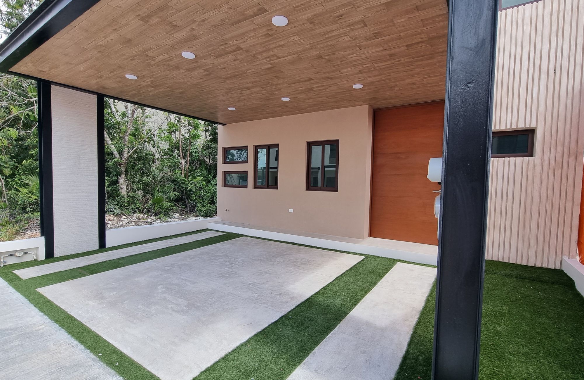 House with private pool, high ceilings for sale in Aqua gated community, Cancun.