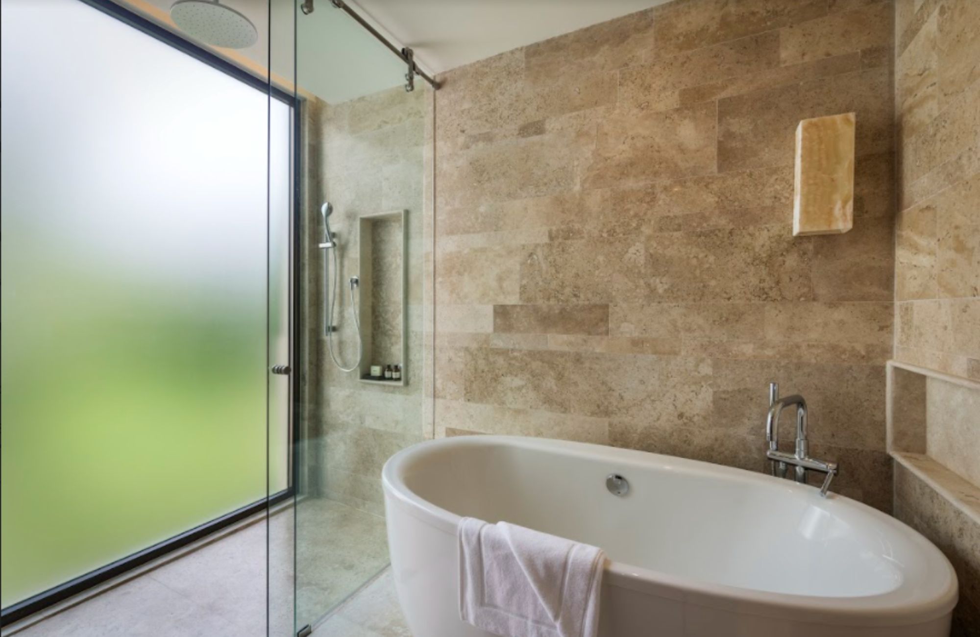 Oceanfront condominium with terrace and balcony, pre-sale Playa del Carmen.