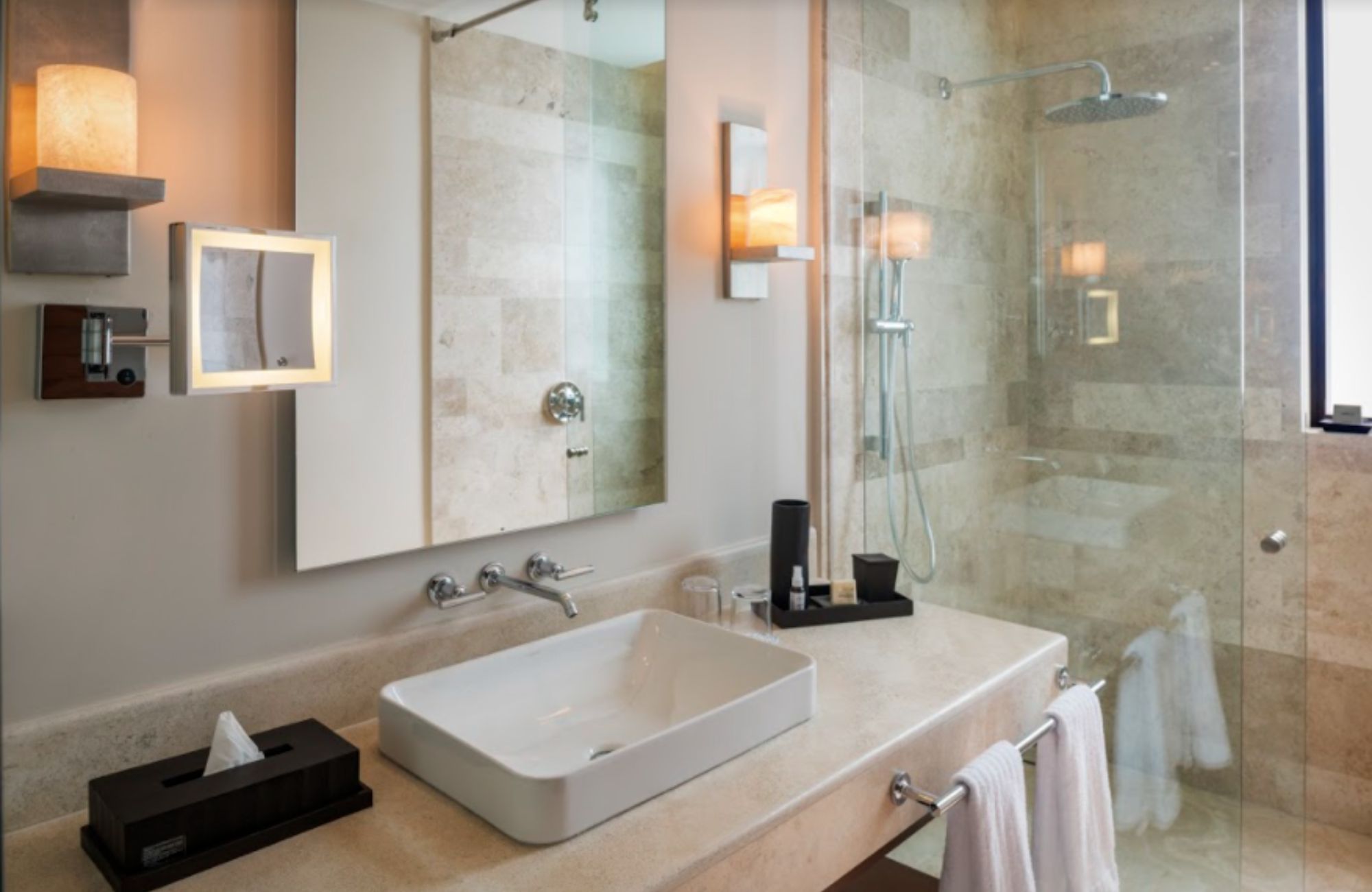 Oceanfront condominium with terrace and balcony, pre-sale Playa del Carmen.