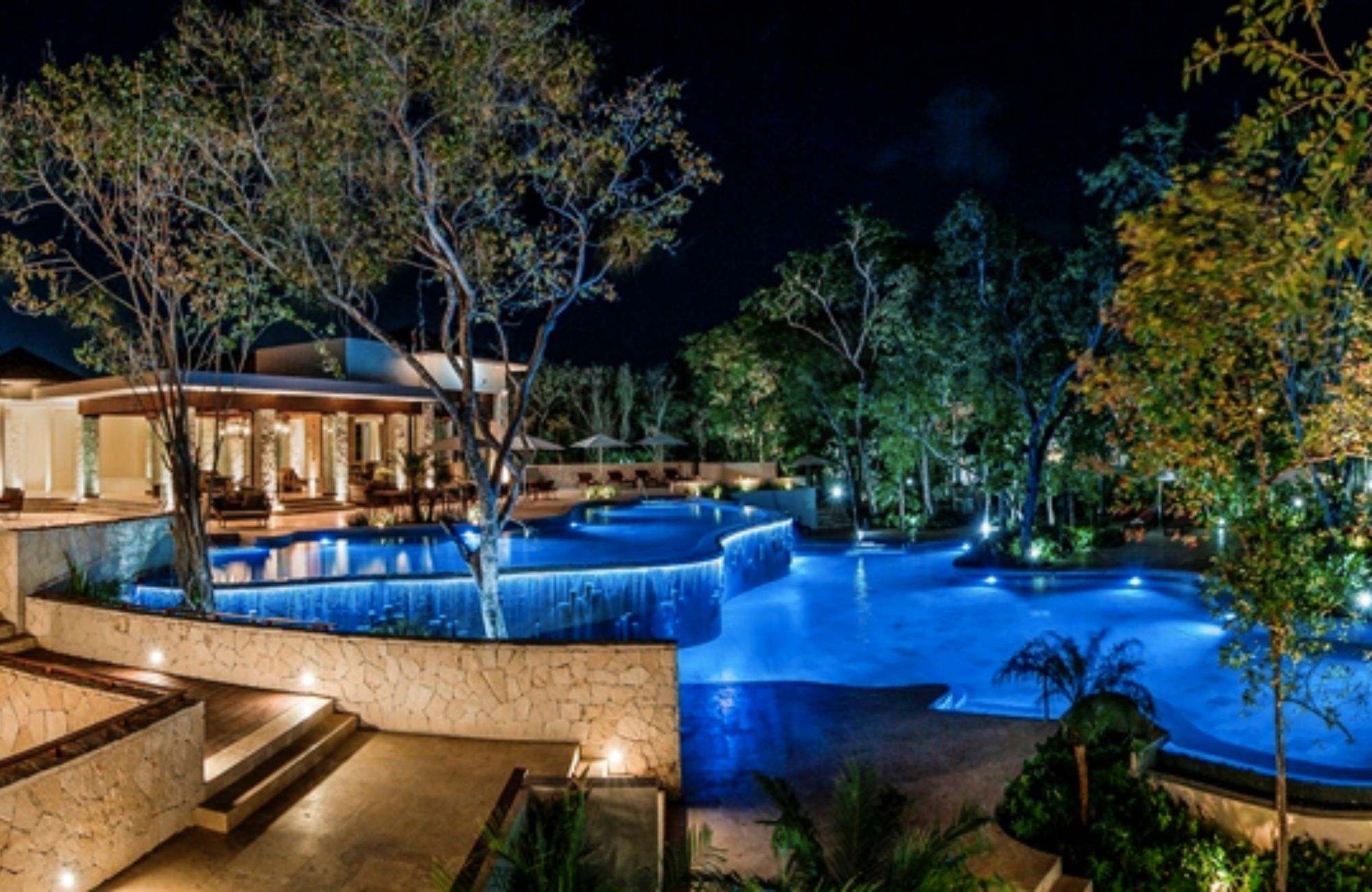 Oceanfront condominium with terrace and balcony, pre-sale Playa del Carmen.