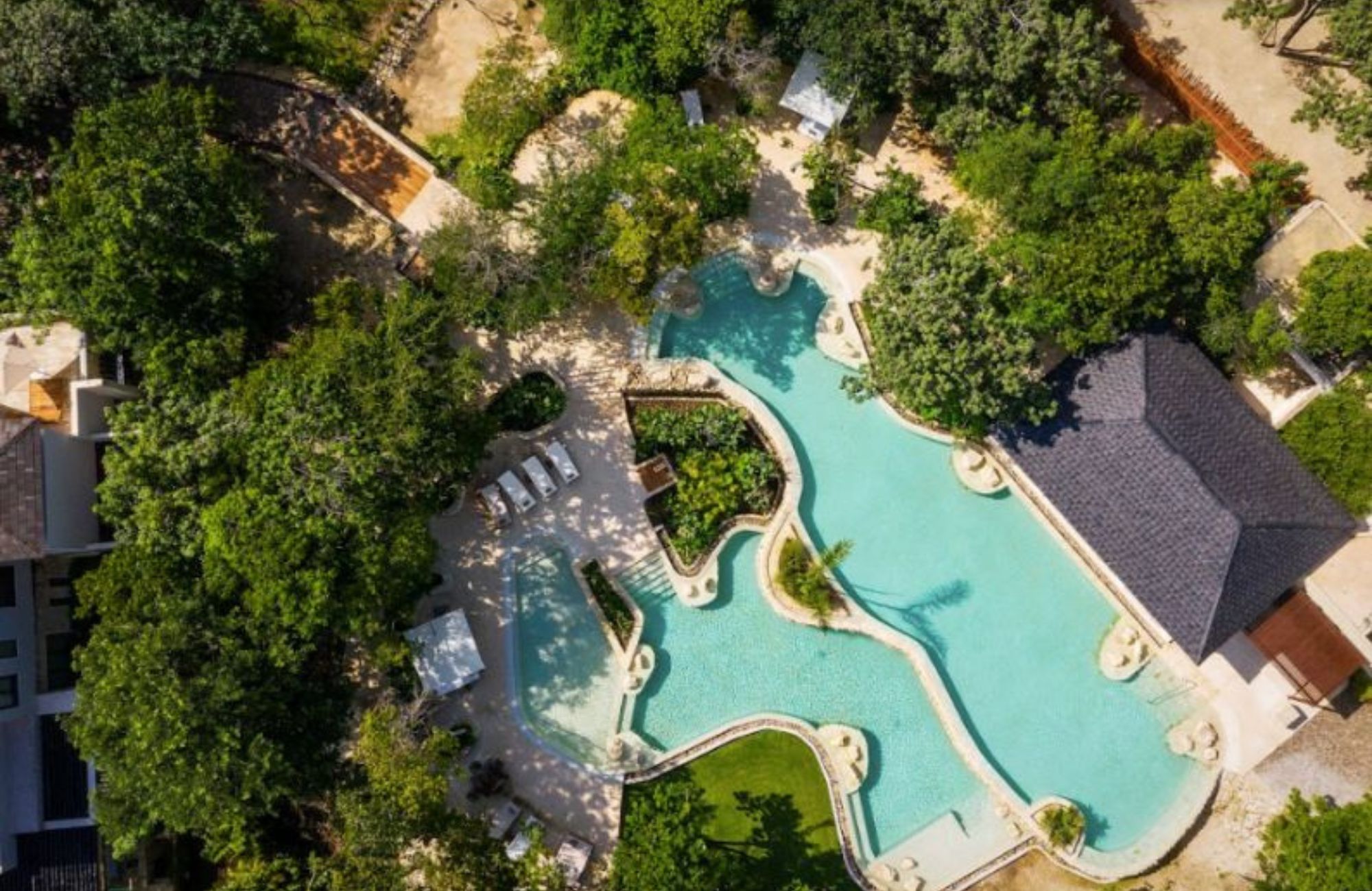 Oceanfront condominium with terrace and balcony, pre-sale Playa del Carmen.