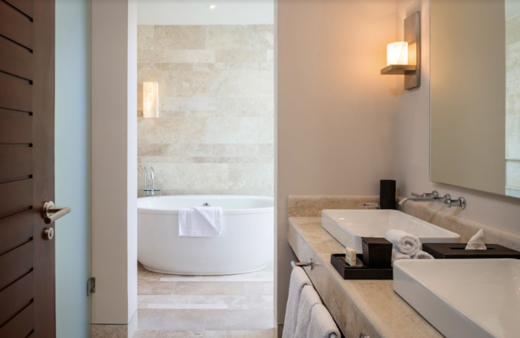 Oceanfront condominium with terrace and balcony, pre-sale Playa del Carmen.