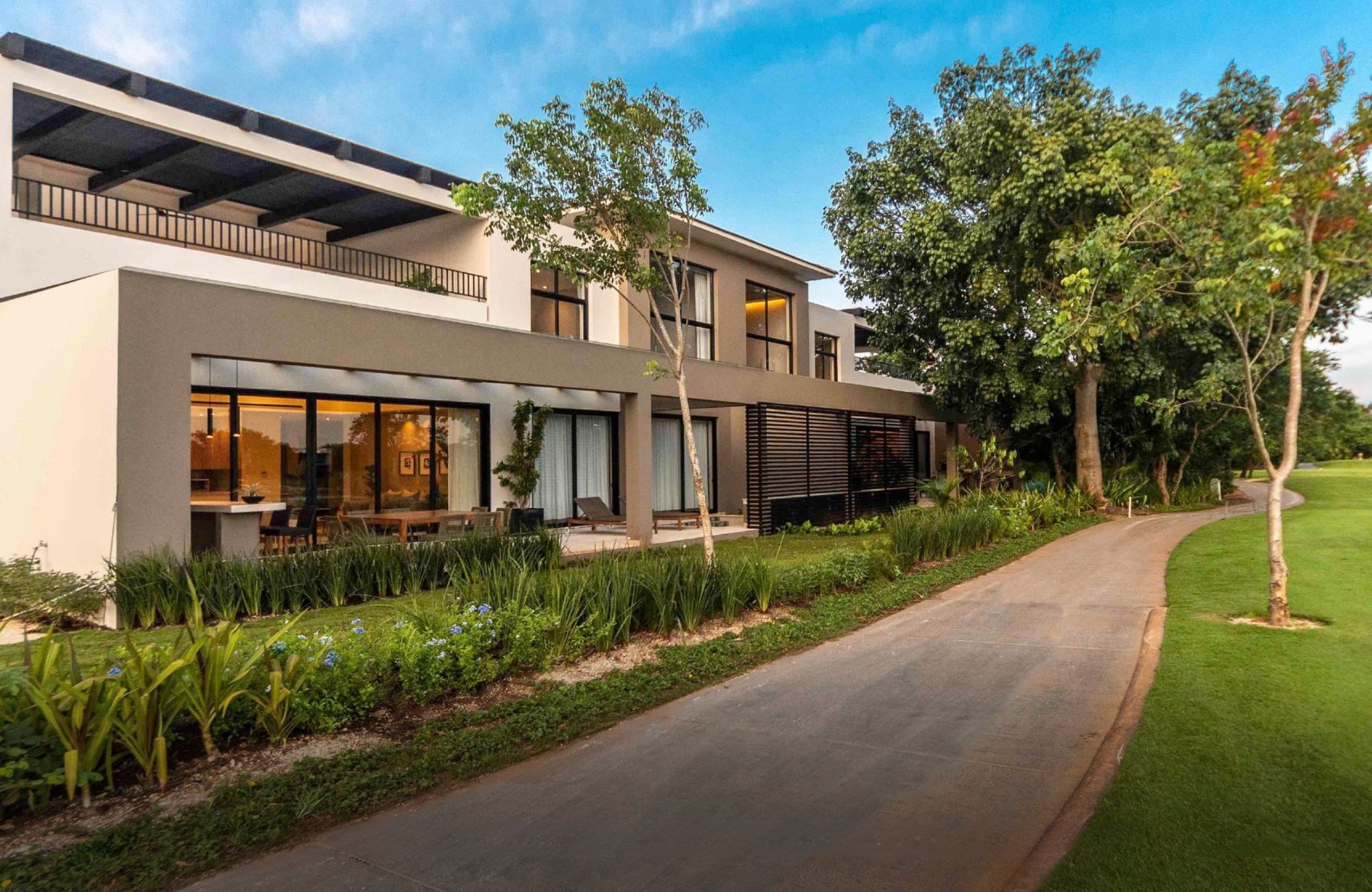 House with Private Pool and Lobby, for Sale, Yucatan Country Club, M&eacute;rida